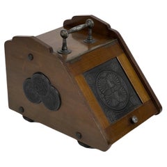 Thomas Jeckyll pour Barnard Bishop et Barnards. Rare boîte à charbon esthétique en noyer