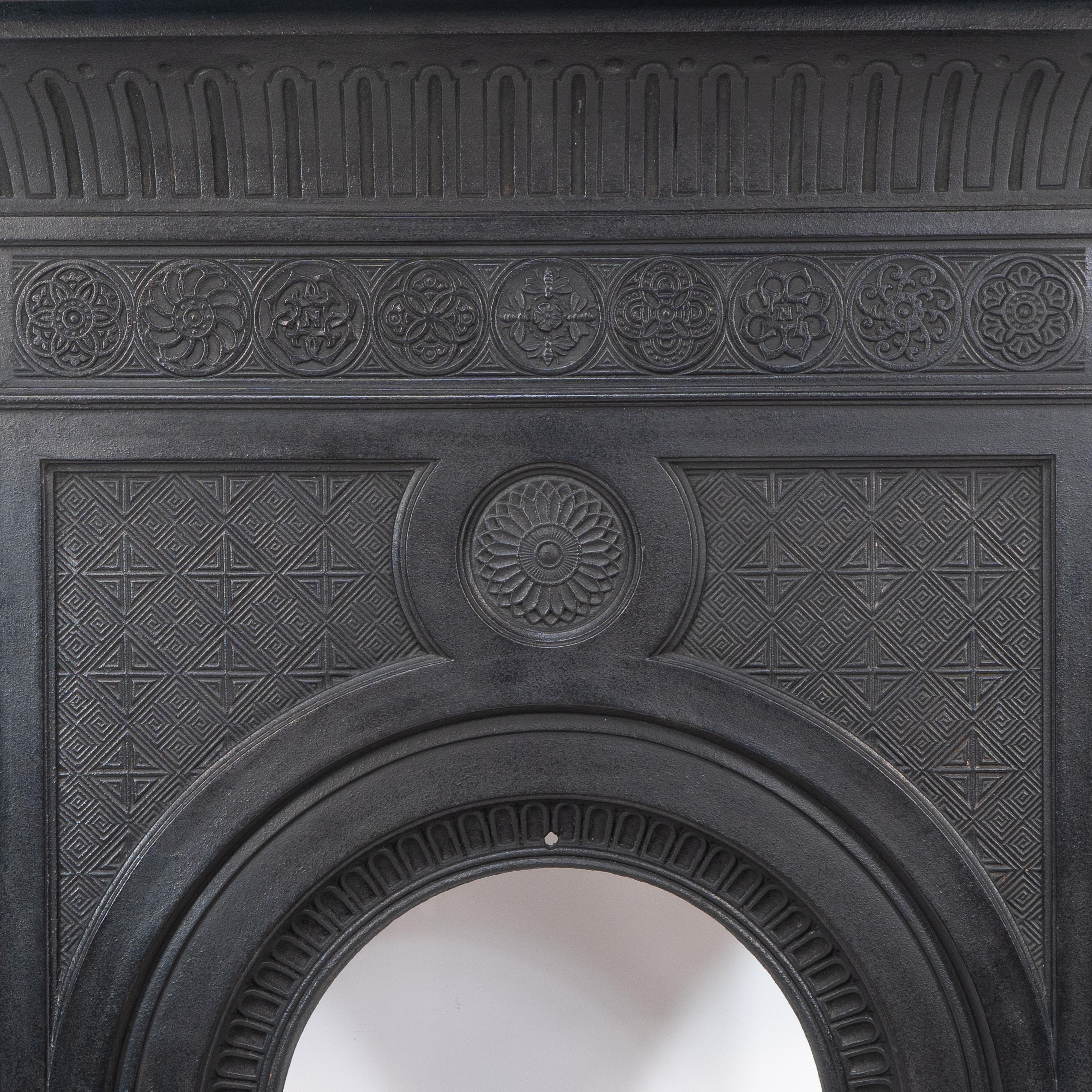 Fin du XIXe siècle Thomas Jeckyll pour Barnard Bishop & Barnard Une rare cheminée de l'Aesthetic Movement en vente