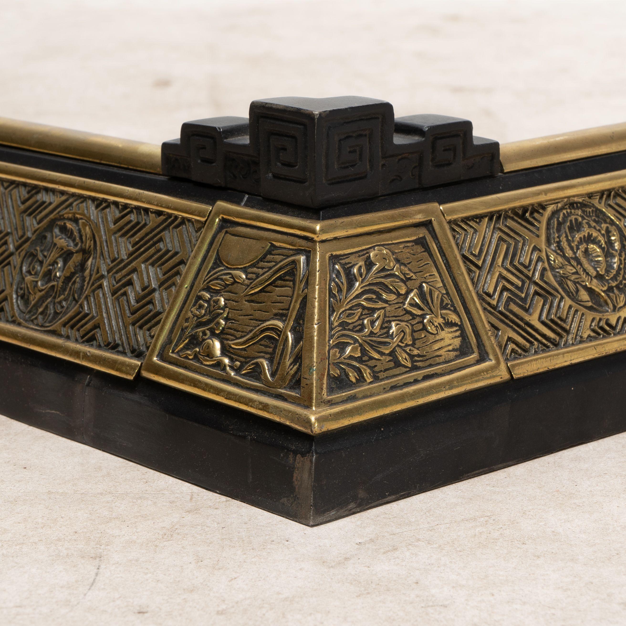 Thomas Jeckyll per Barnard Bishop & Barnard. Un parafango in ottone Aesthetic Movement in vendita 11