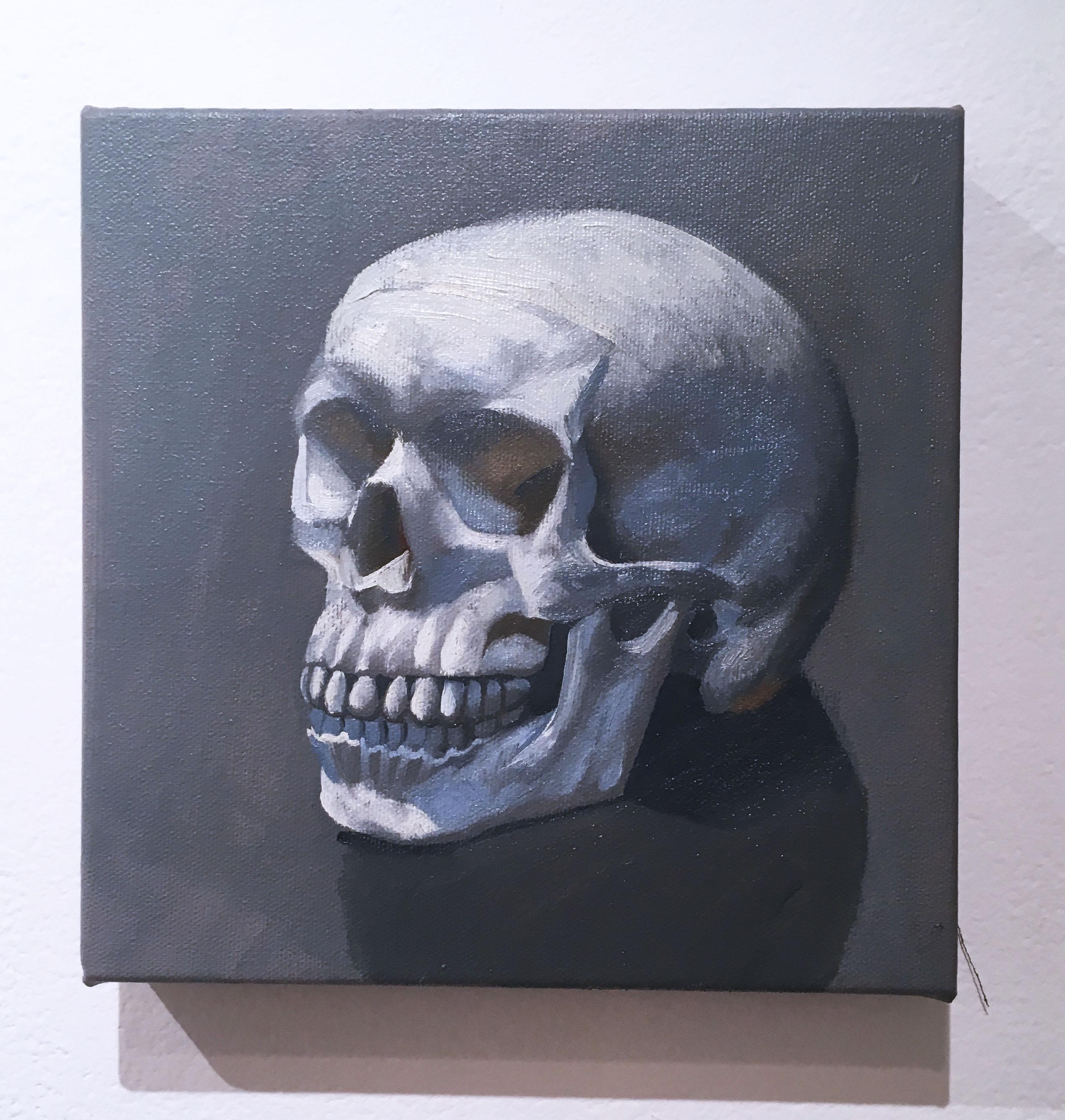 „Stillleben ( Totenkopf links)“ Öl auf Leinwand Blauer und grauer Schädel, kleines Gemälde – Painting von Thomas John Carlson