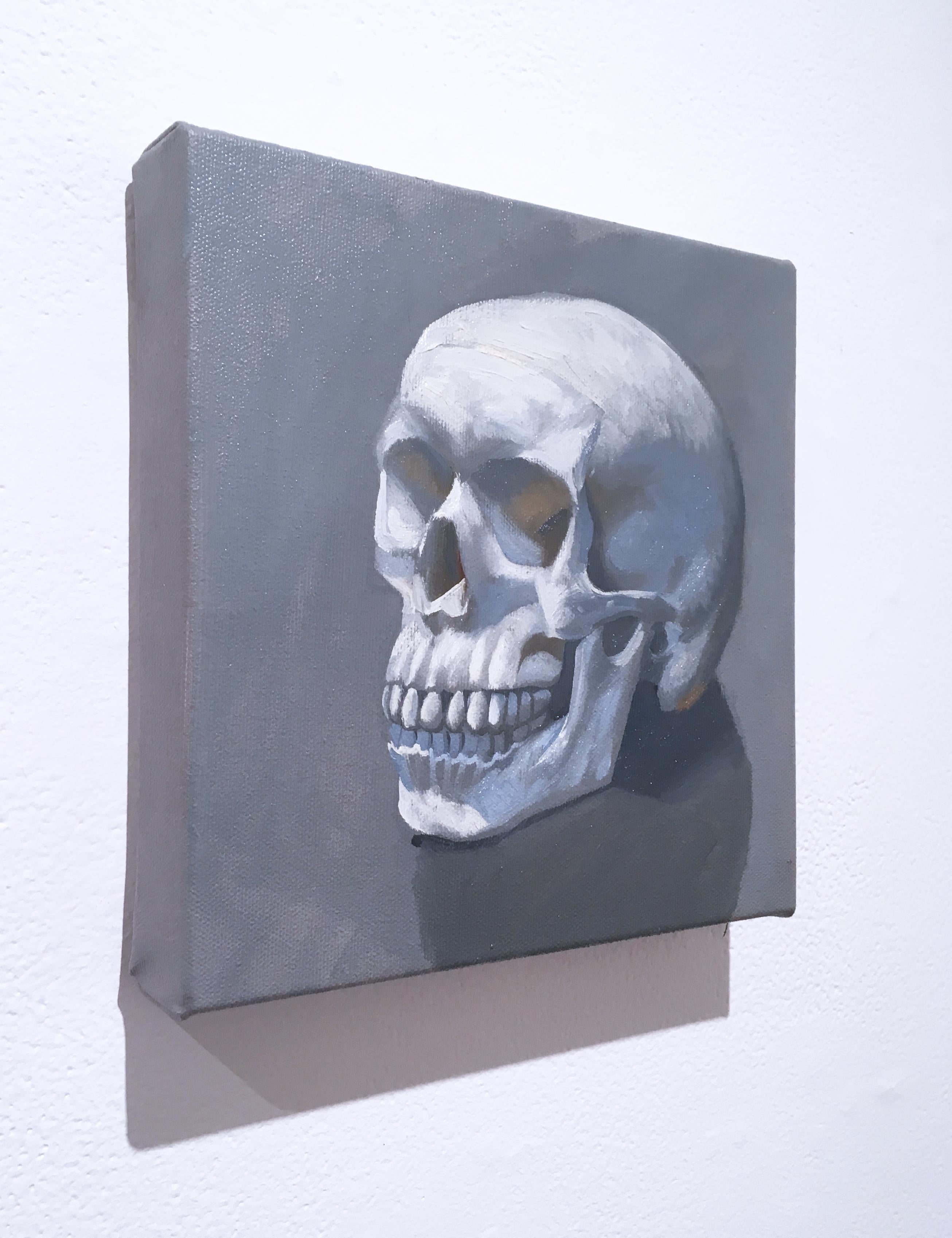 „Stillleben ( Totenkopf links)“ Öl auf Leinwand Blauer und grauer Schädel, kleines Gemälde (Grau), Figurative Painting, von Thomas John Carlson