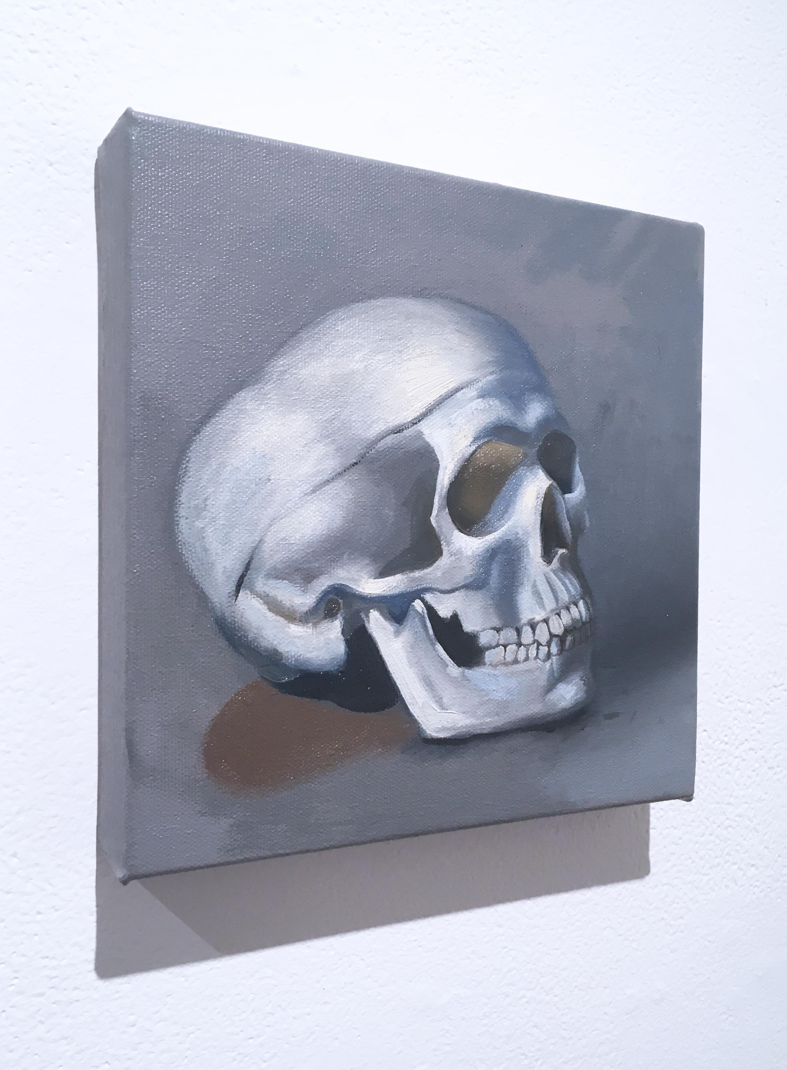 „Stillleben ( Schädel rechts)“ Öl auf Leinwand Blauer und grauer Schädel, kleines Gemälde (Zeitgenössisch), Painting, von Thomas John Carlson