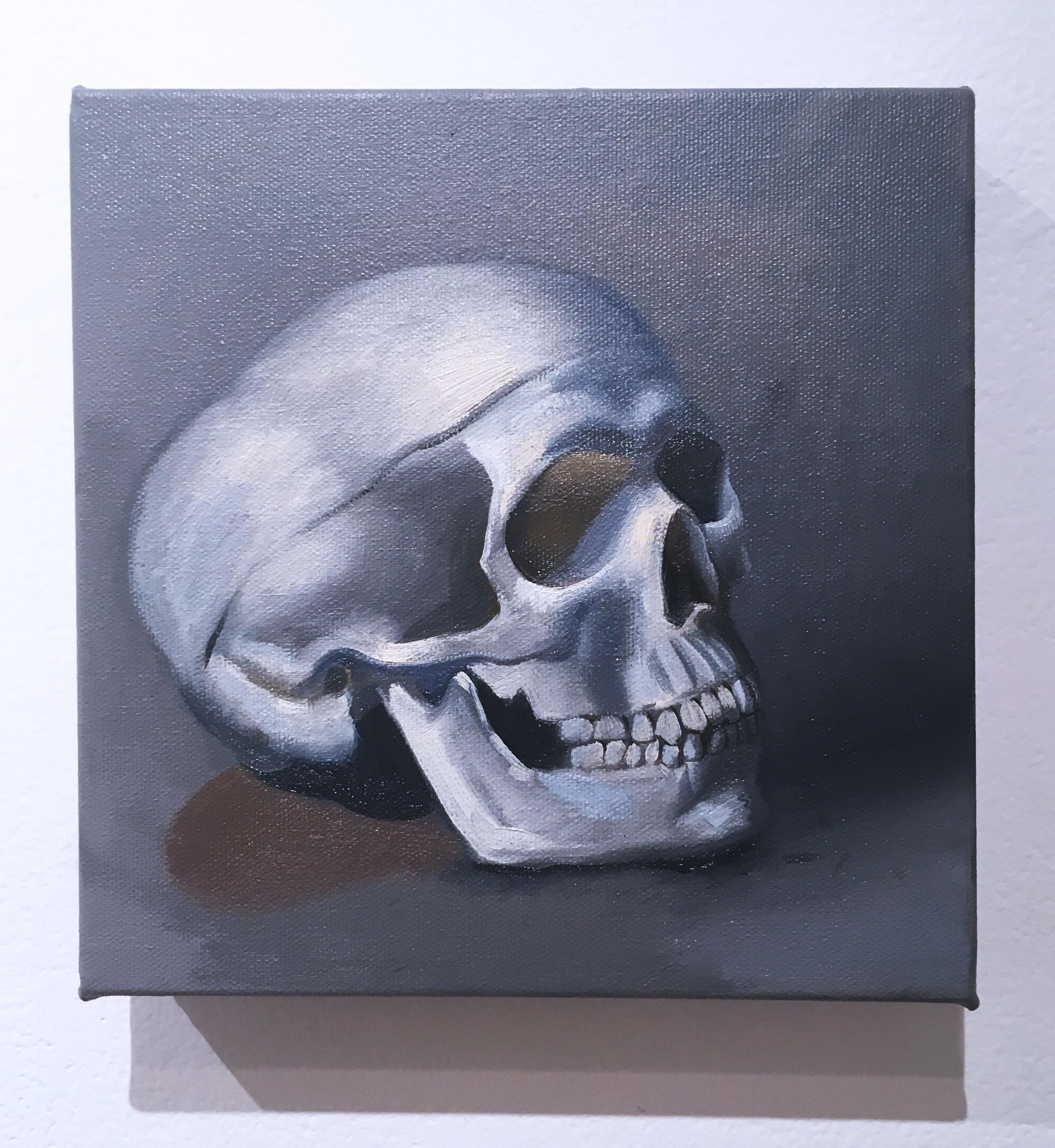 „Stillleben ( Schädel rechts)“ Öl auf Leinwand Blauer und grauer Schädel, kleines Gemälde – Painting von Thomas John Carlson