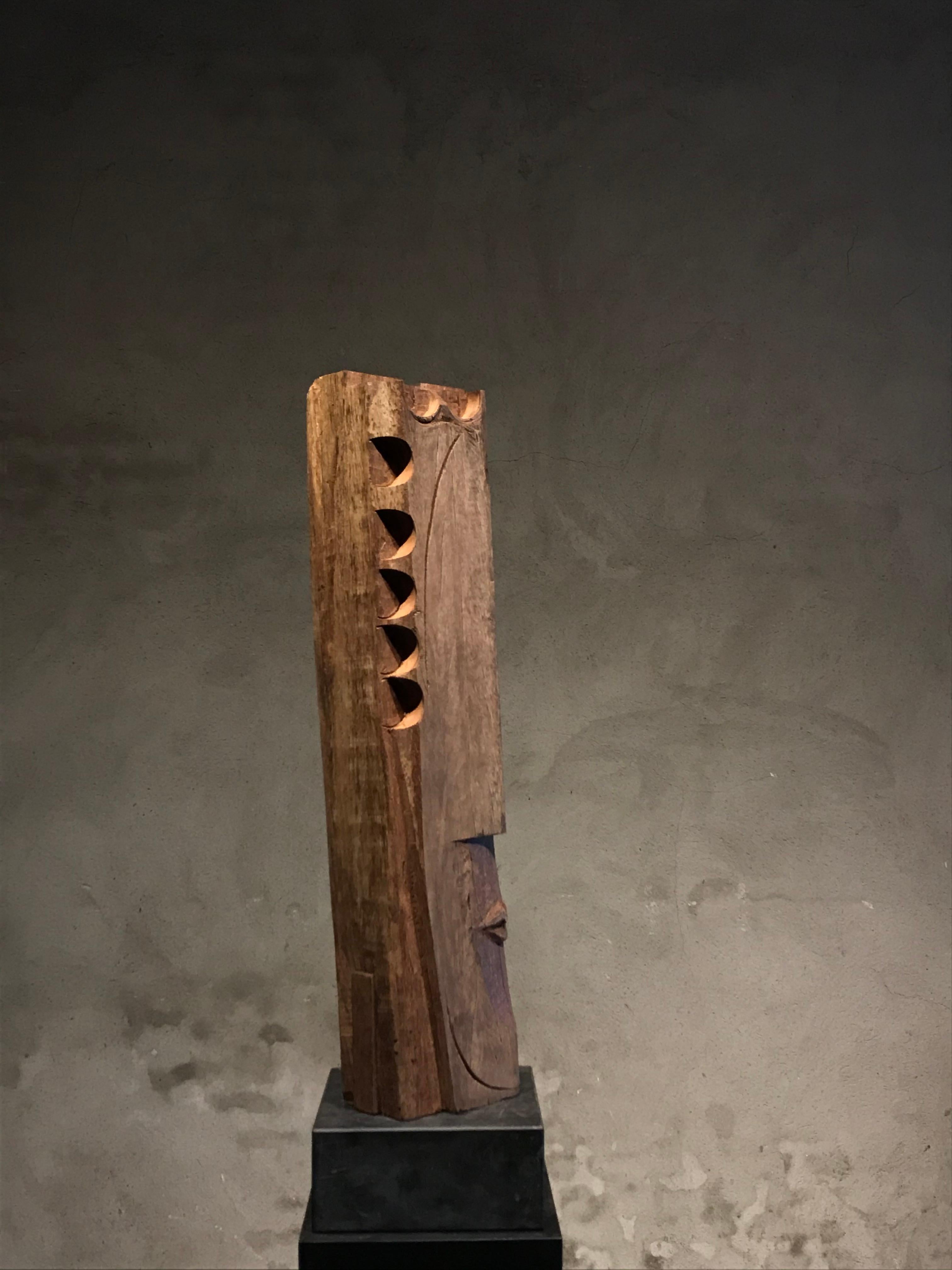 Azubé Cabeza Grande de Madera Escultura Geométrica Figurativa Abstracta Única En Stock - Sculpture Contemporáneo de Thomas Junghans