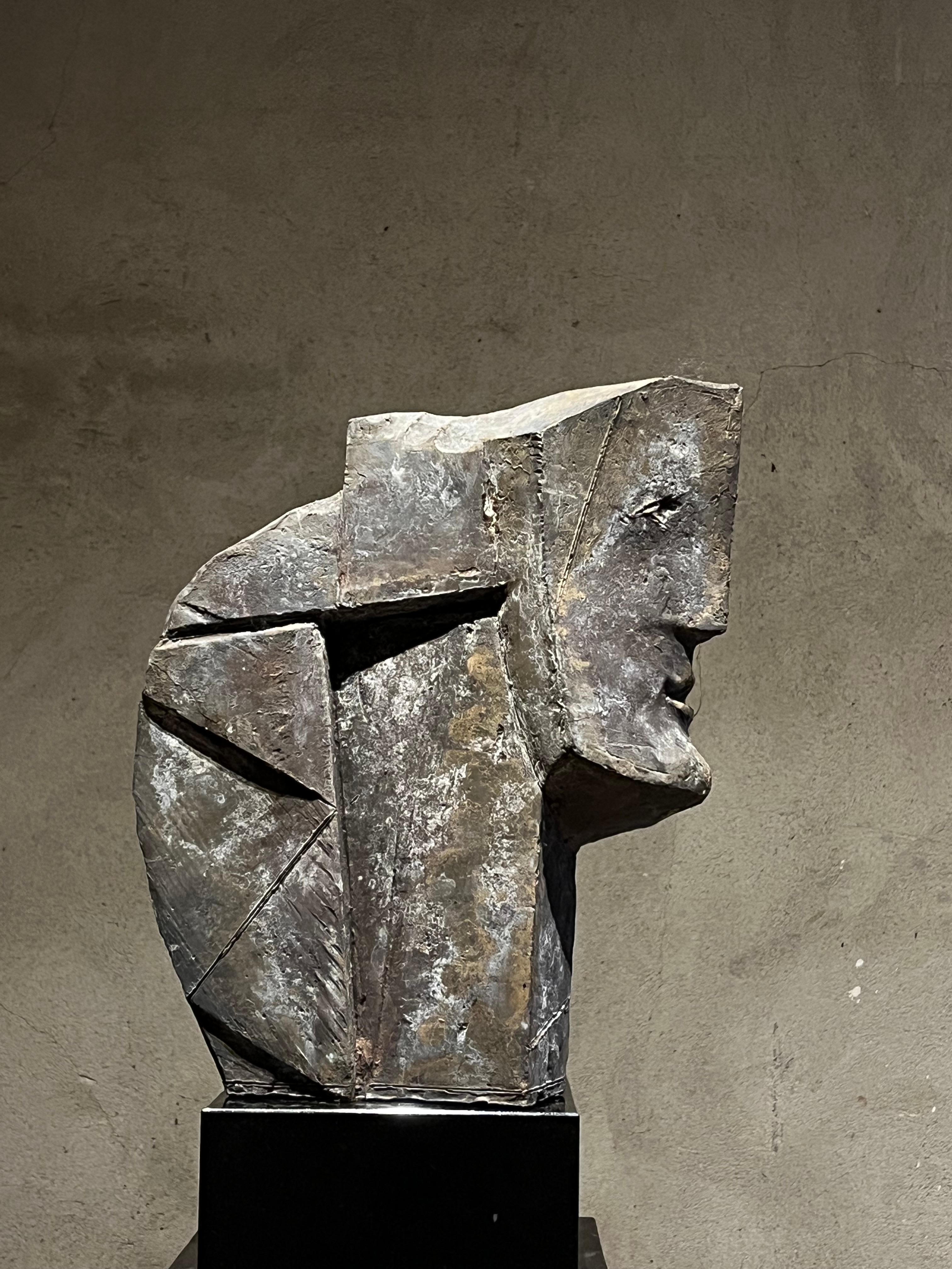 Bugbeeld (coulé 2024) Sculpture figurative abstraite en bronze, édition limitée - Or Abstract Sculpture par Thomas Junghans