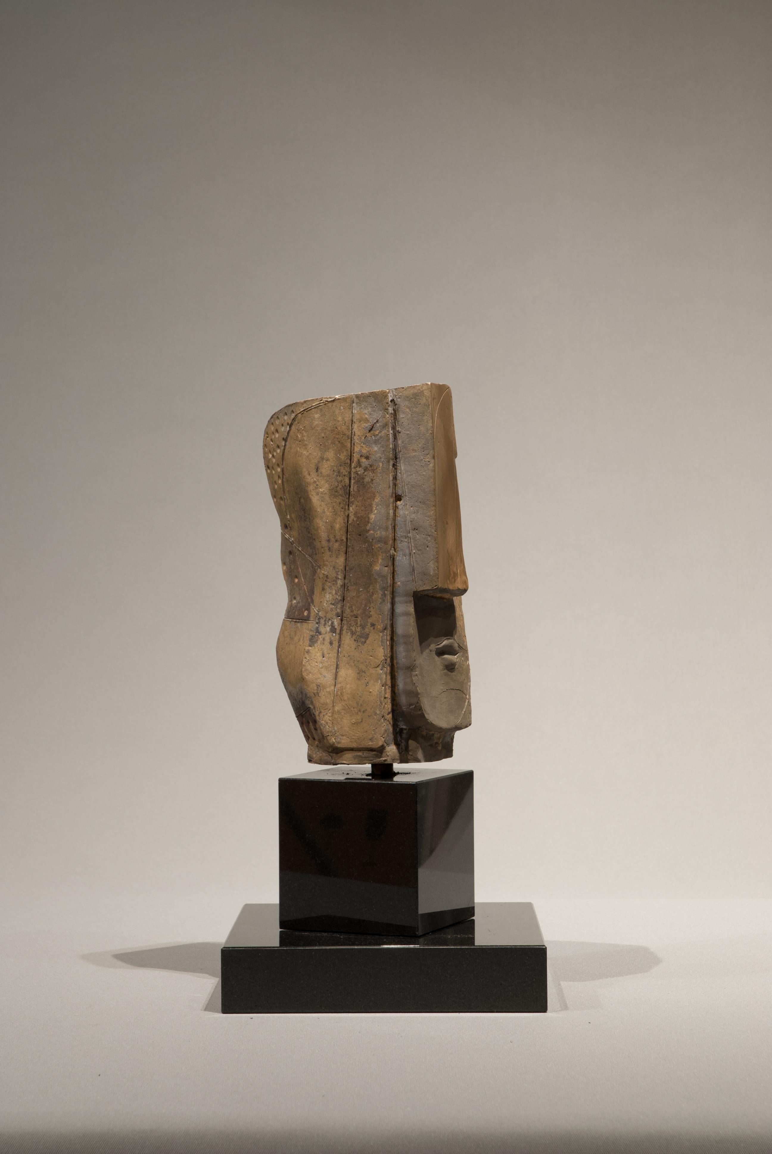 Cubicus Bronce Escultura Figurativa Abstracta Geométrica Cabeza En Stock 
Junghans (1956, Recklinghausen) crea esculturas abstractas en piedra, madera y bronce, sobre todo torsos y retratos primitivos, en una imaginería primitiva, cúbica y