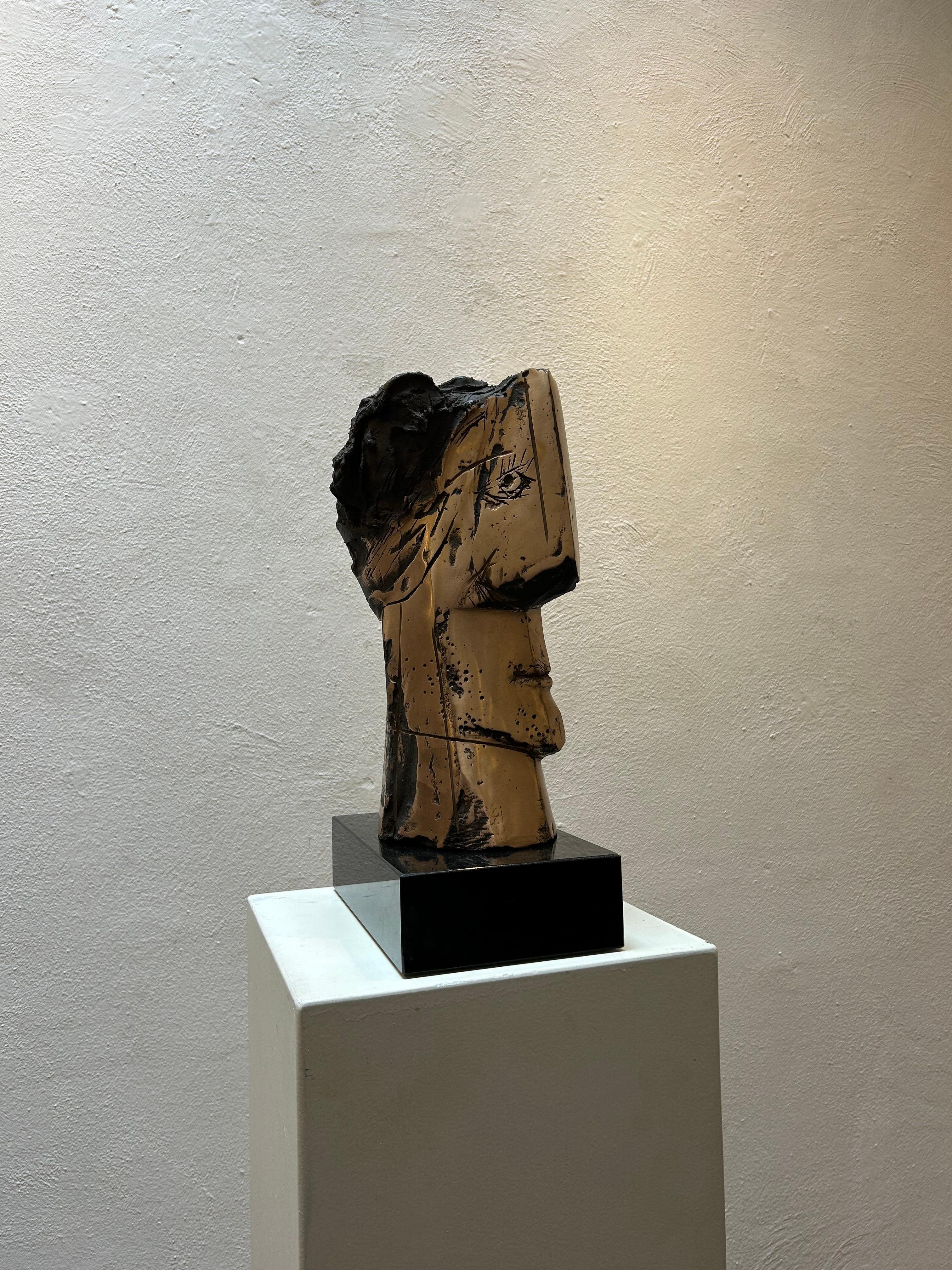 Cabeza Cubista Bronce Pulido Único Retrato Contemporáneo En Stock - Figurative Sculpture Oro de Thomas Junghans