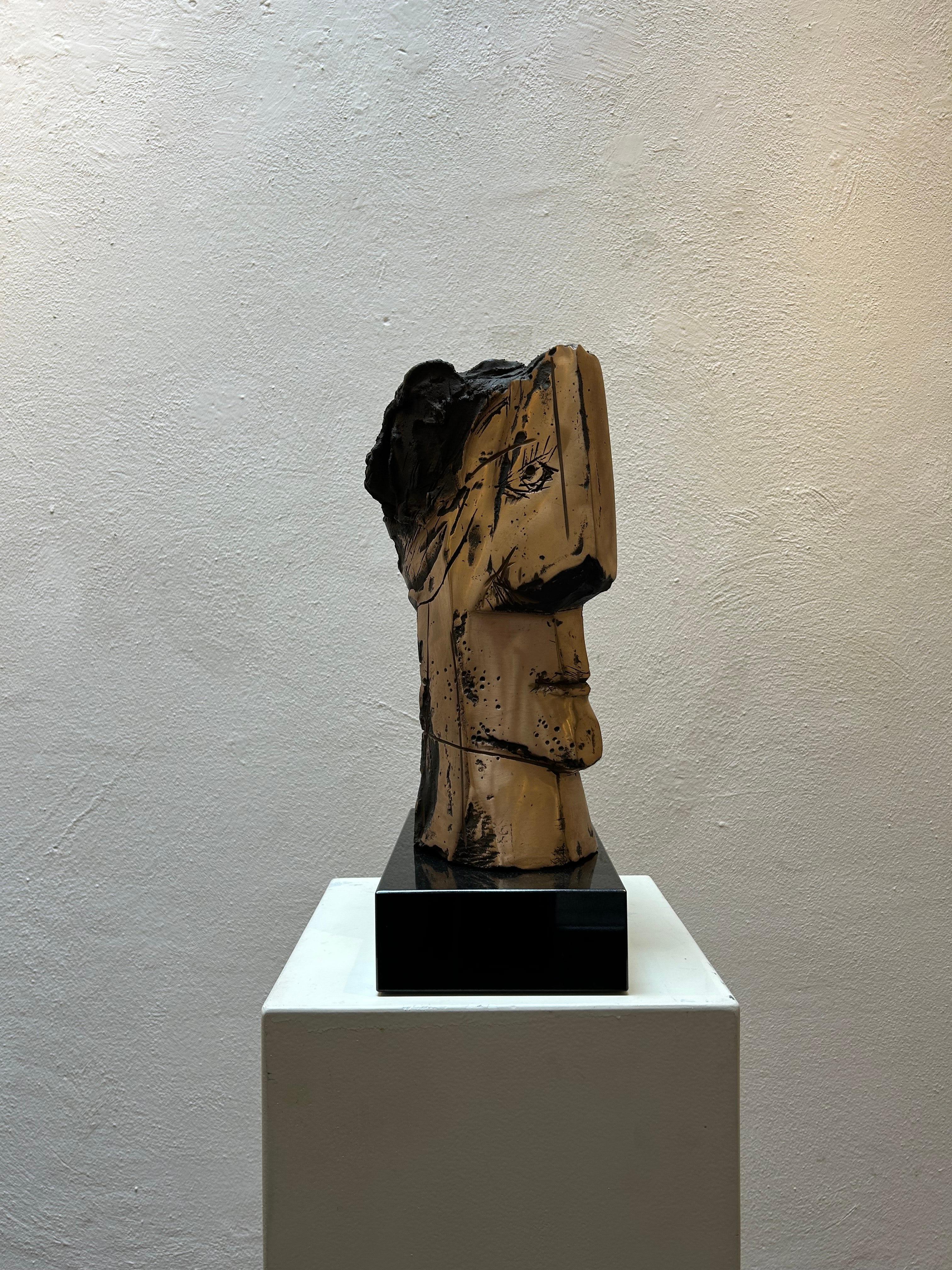 Cabeza Cubista Bronce Pulido Único Retrato Contemporáneo En Stock
Junghans (1956, Recklinghausen) crea esculturas abstractas en piedra, madera y bronce, sobre todo torsos y retratos primitivos, en una imaginería primitiva, cúbica y expresionista.