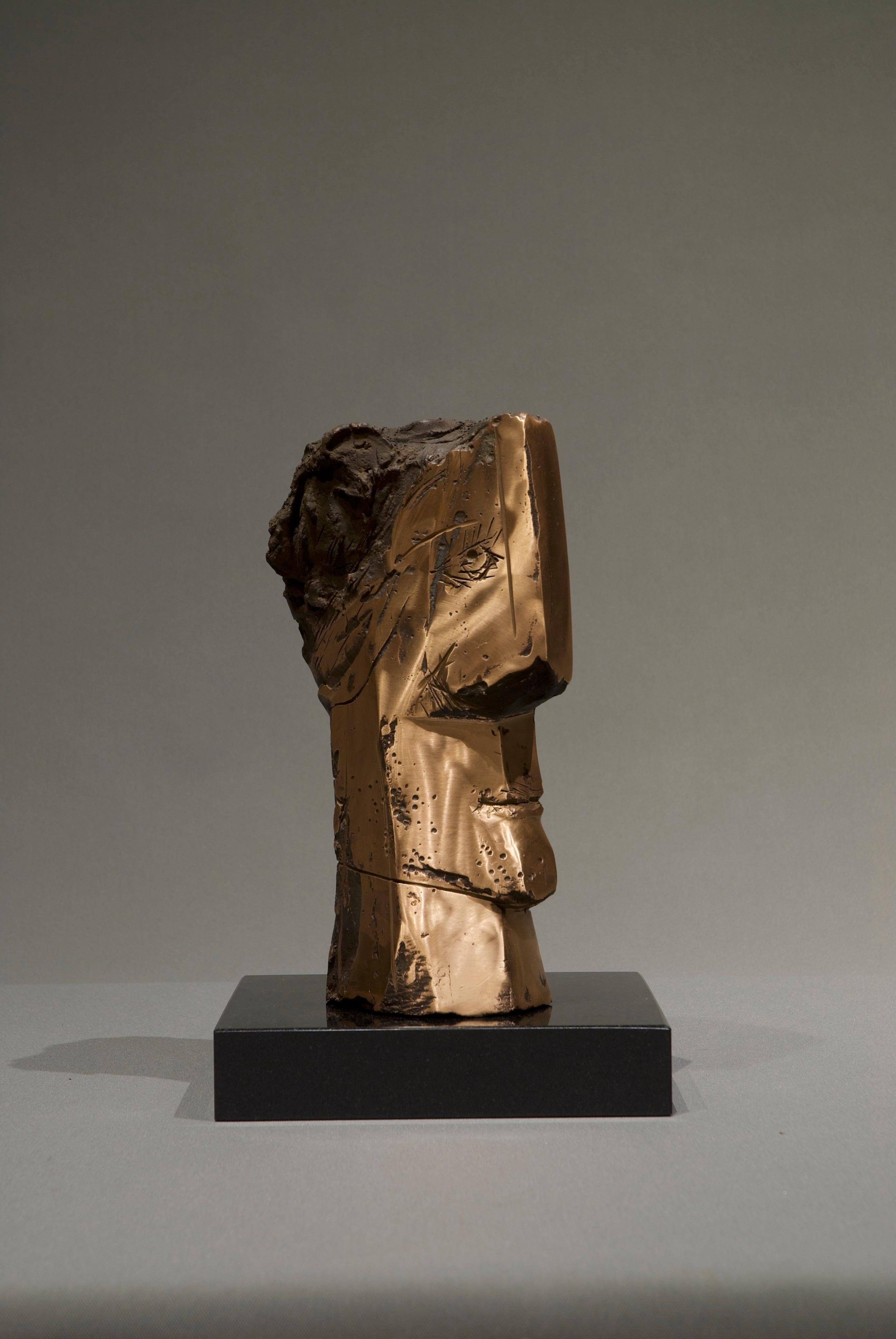 Portrait contemporain à tête unique en bronze poli, style cubiste, en stock - Or Abstract Sculpture par Thomas Junghans