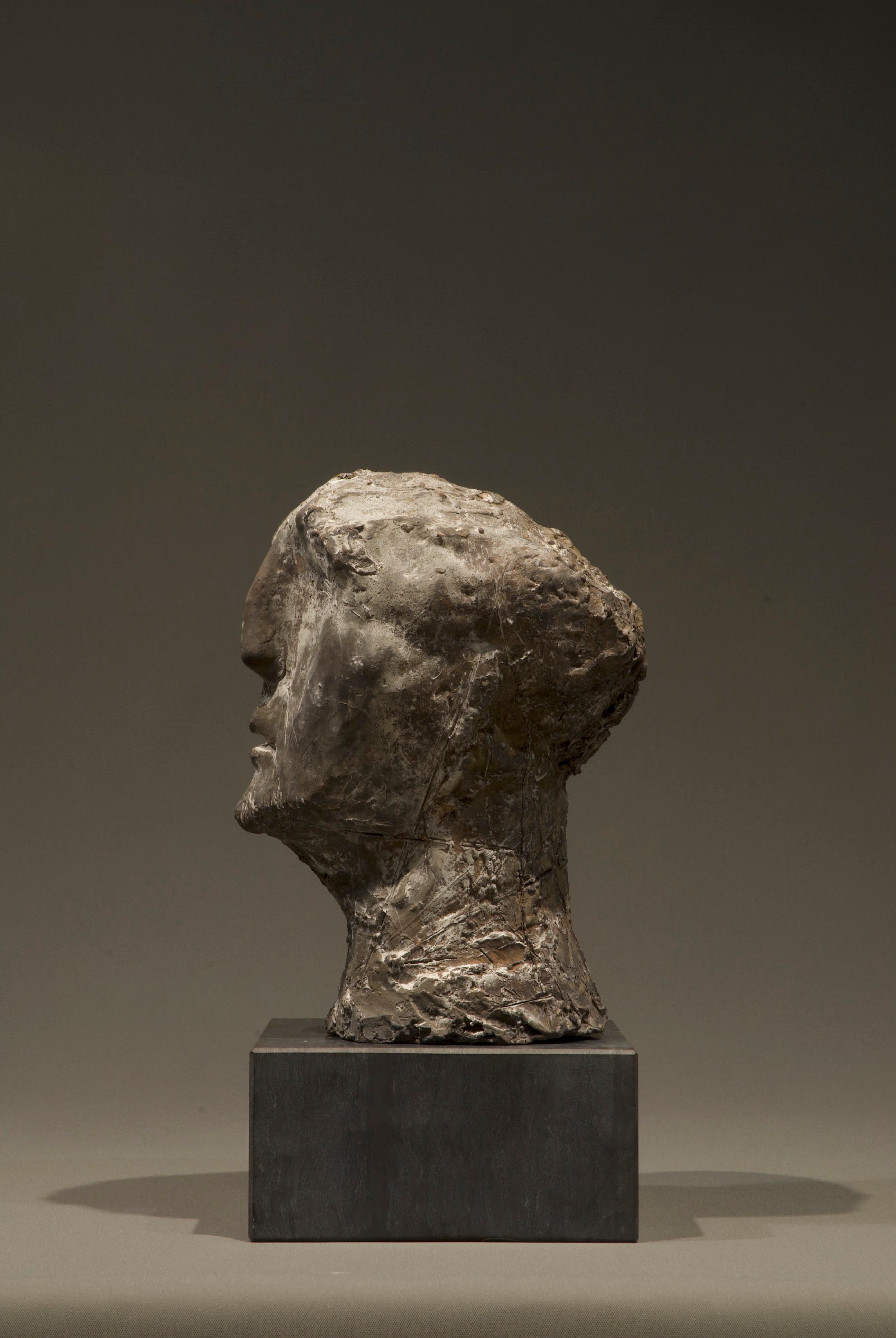 Der Seher II Bronze Sculpture Portrait Abstract Art
Junghans (1956, Recklinghausen) creates abstract sculptures in stone, wood and bronze, mostly torsos and primal portraits, in a primitive, cubic and expressionistic imagery. He also paints and