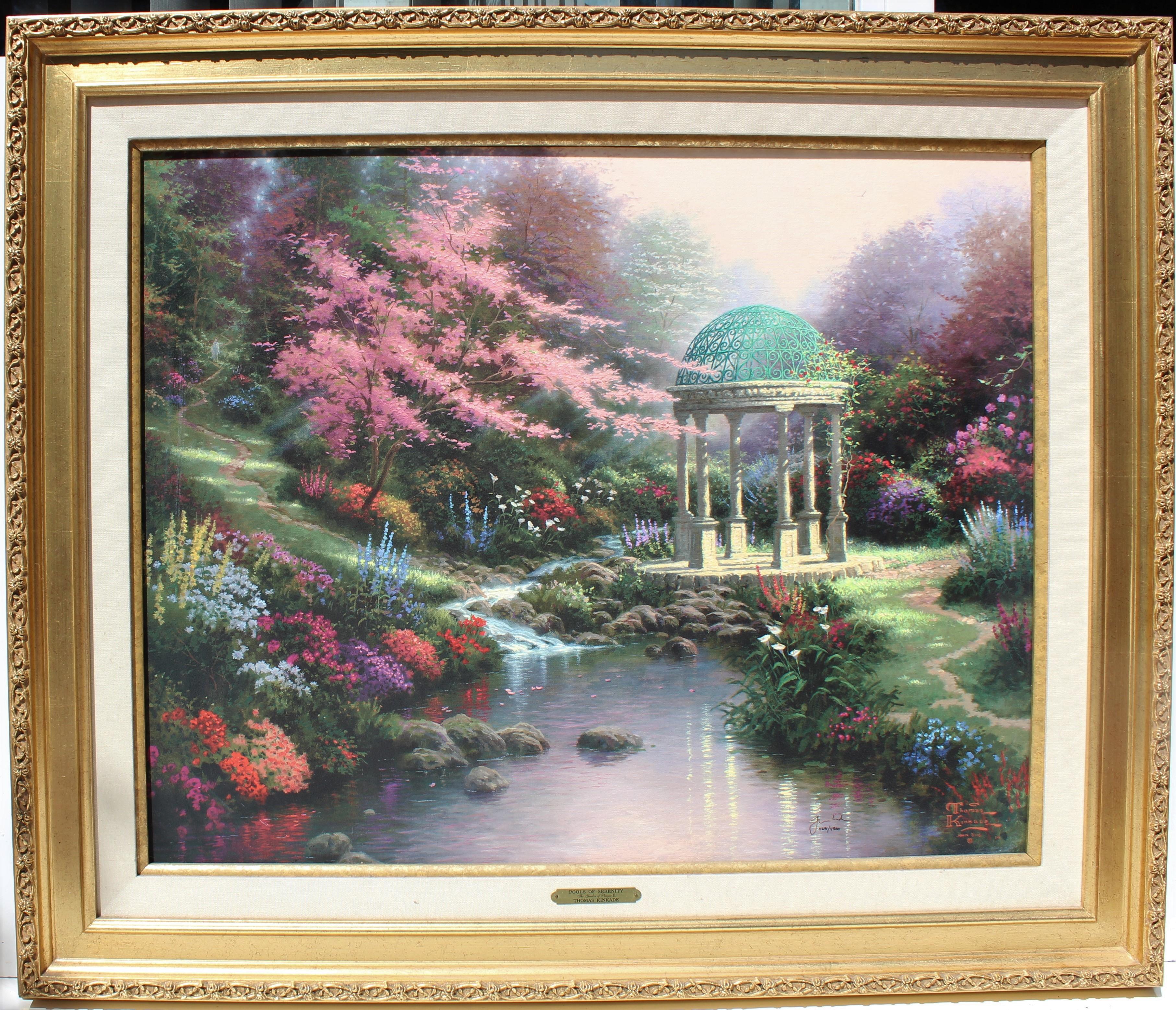 El Jardín de la Oración II es la serie más popular de Thomas Kinkade. Este tamaño de edición 24" x 30" está limitado en Estándar numerado a 4950 impresiones sobre lienzo. Esta Pintura es la nº 4691/4950. Lienzo enmarcado. El Jardín de la Oración es