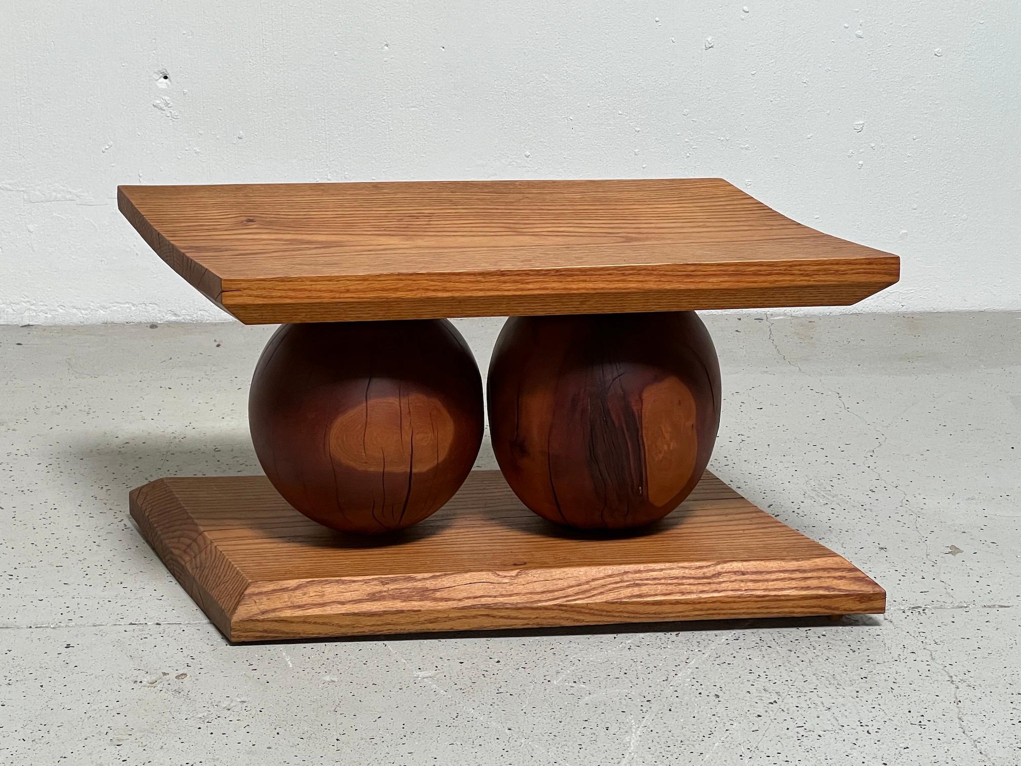 Panca da studio artigianale in oak e ciliegio realizzata da Thomas Lacagnina, 1974. 

Tom Lacagnina ha conseguito il BFA nel 1970 e il MFA nel 1974 presso il Rochester Institute of Technology. Dal 1969 al 1970 ha lavorato come assistente di studio