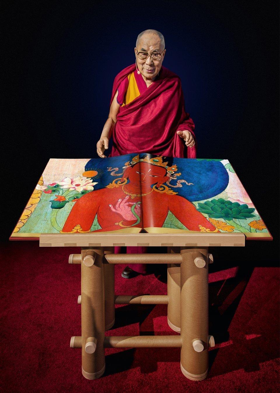 Thomas Lairds Wandgemälde von Tibet, signiert vom Dalai Lama mit Bücherständer (Tibetisch) im Angebot