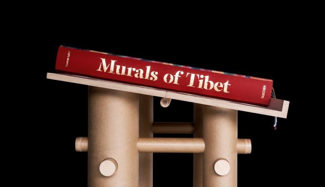 XXIe siècle et contemporain Les peintures murales de Thomas Laird du Tibet signées par le Dalai Lama avec porte-livres en vente