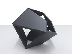 Ohne Titel (schwarzer Cro-mag), Geometrische abstrakte Skulptur, 2018