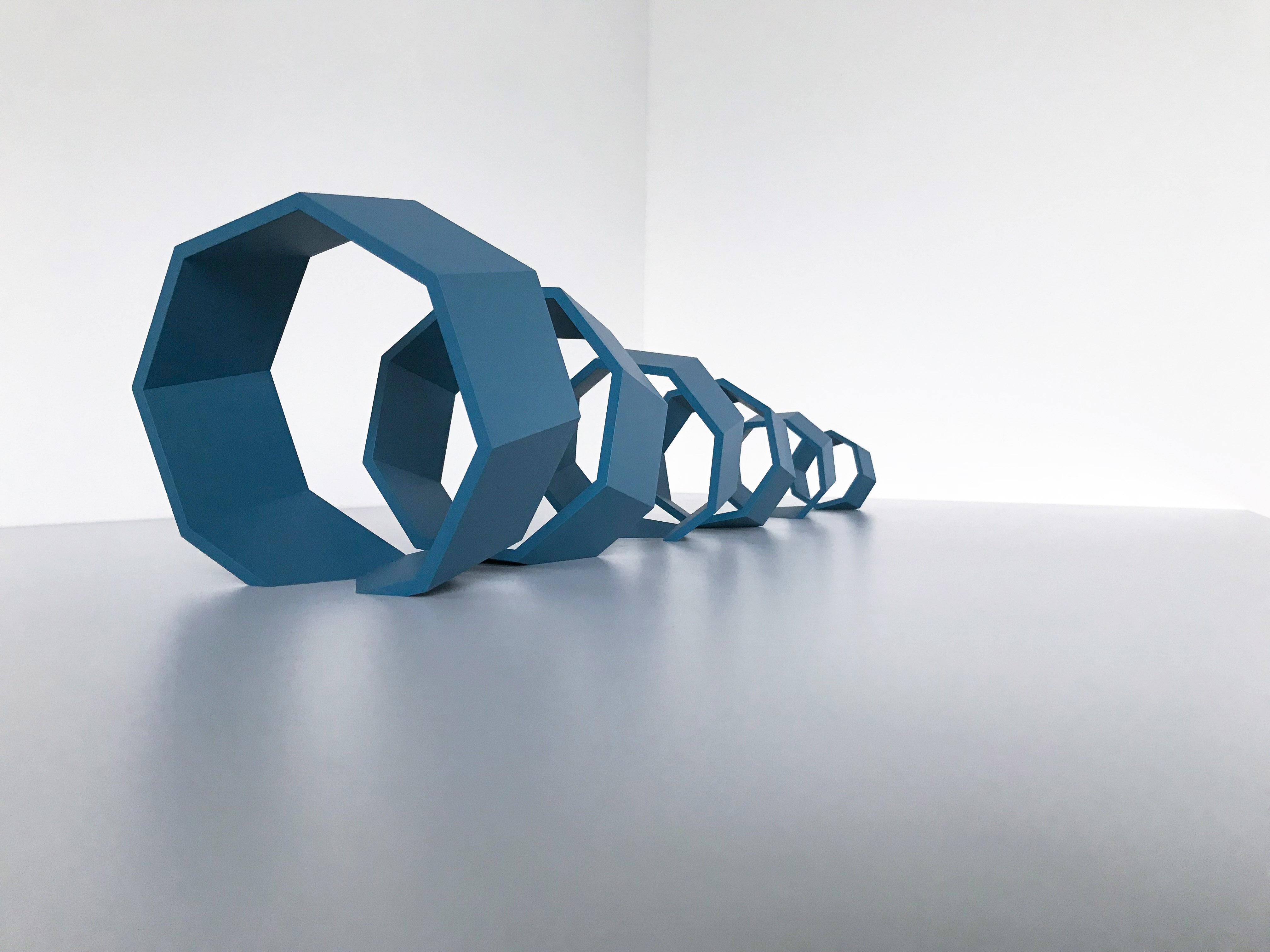 Ohne Titel (blaue Achteckige), Geometrische abstrakte Skulptur, 2018 – Sculpture von Thomas Lendvai