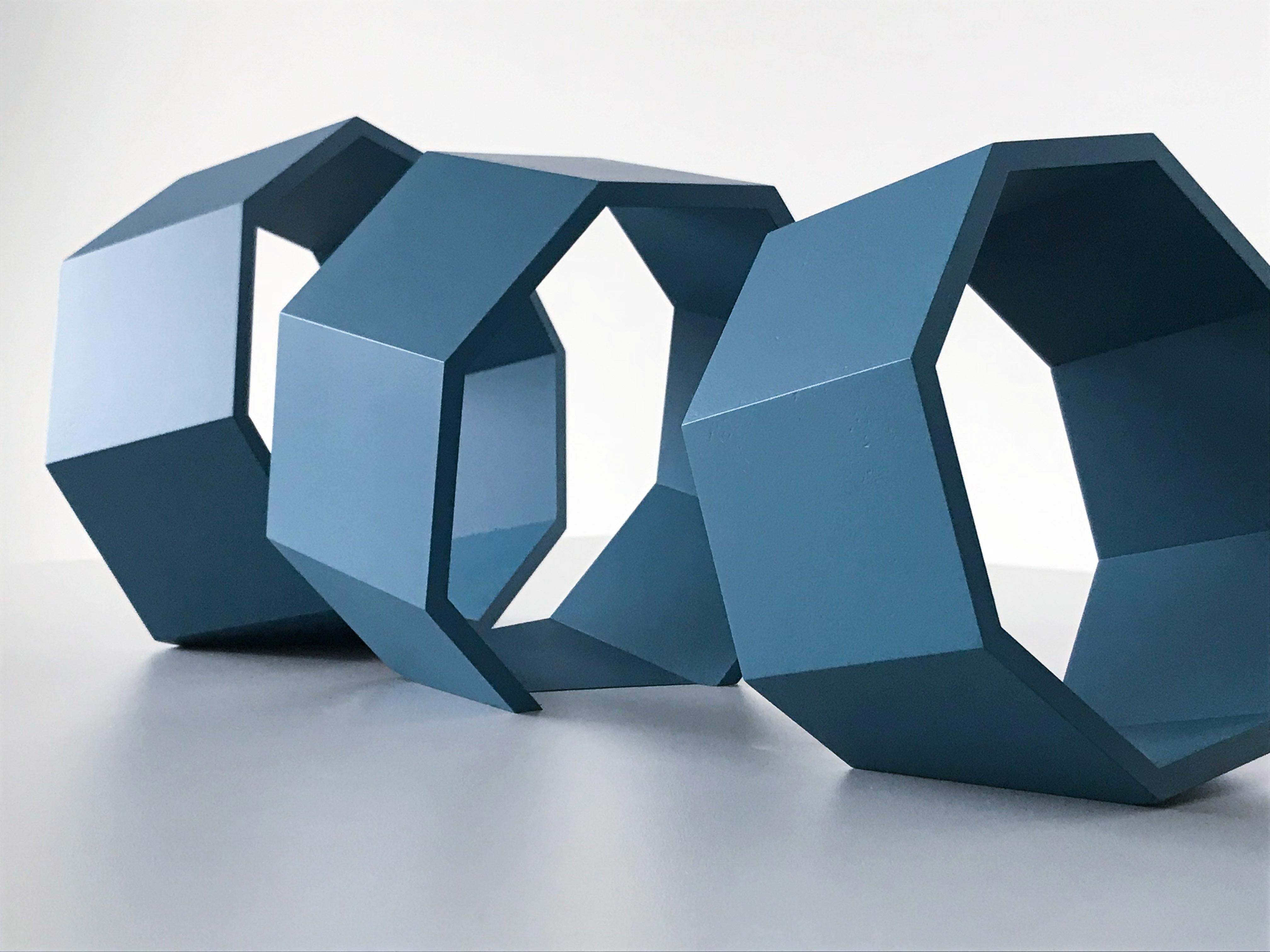 Ohne Titel (blaue Achteckige), Geometrische abstrakte Skulptur, 2018 (Grau), Abstract Sculpture, von Thomas Lendvai