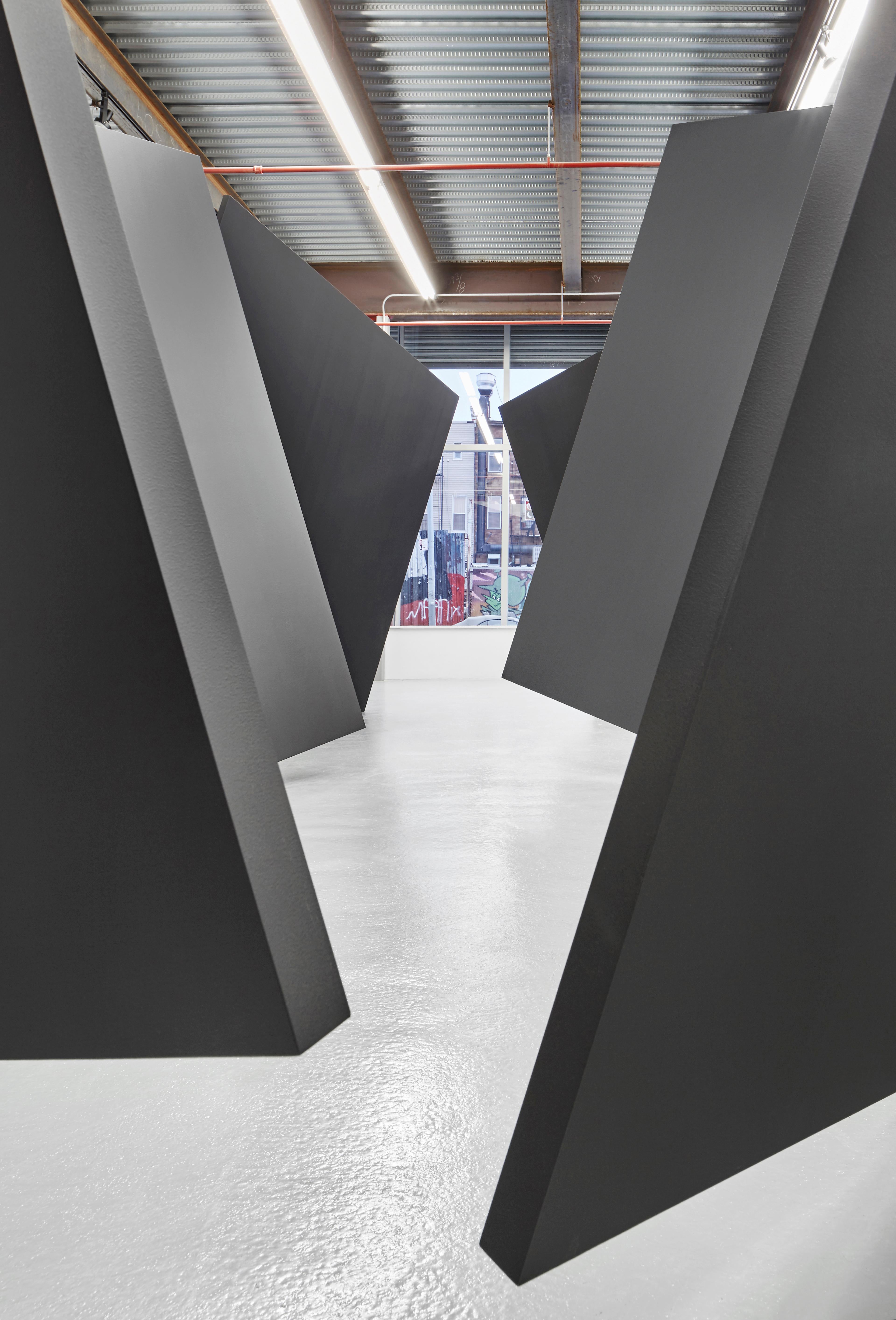 Sans titre, grande sculpture abstraite, 2018 - Gris Abstract Sculpture par Thomas Lendvai