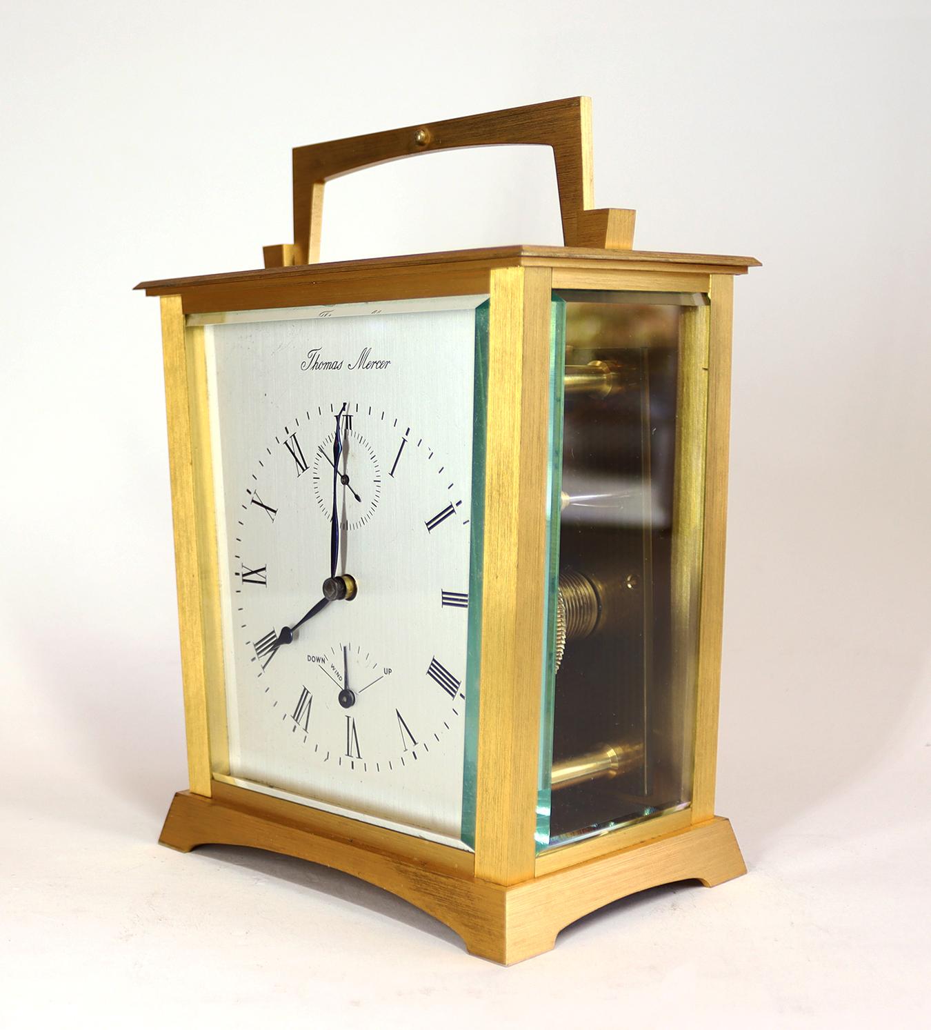 Eine englische Chronometer-Kutschenuhr aus vergoldetem Messing mit Original-Reisekoffer, Schlüssel und Kaufvertrag. Das gemaserte, vergoldete, sich verjüngende Gehäuse hat einen klappbaren Griff mit einer abgeschrägten Glasplatte an der Oberseite,