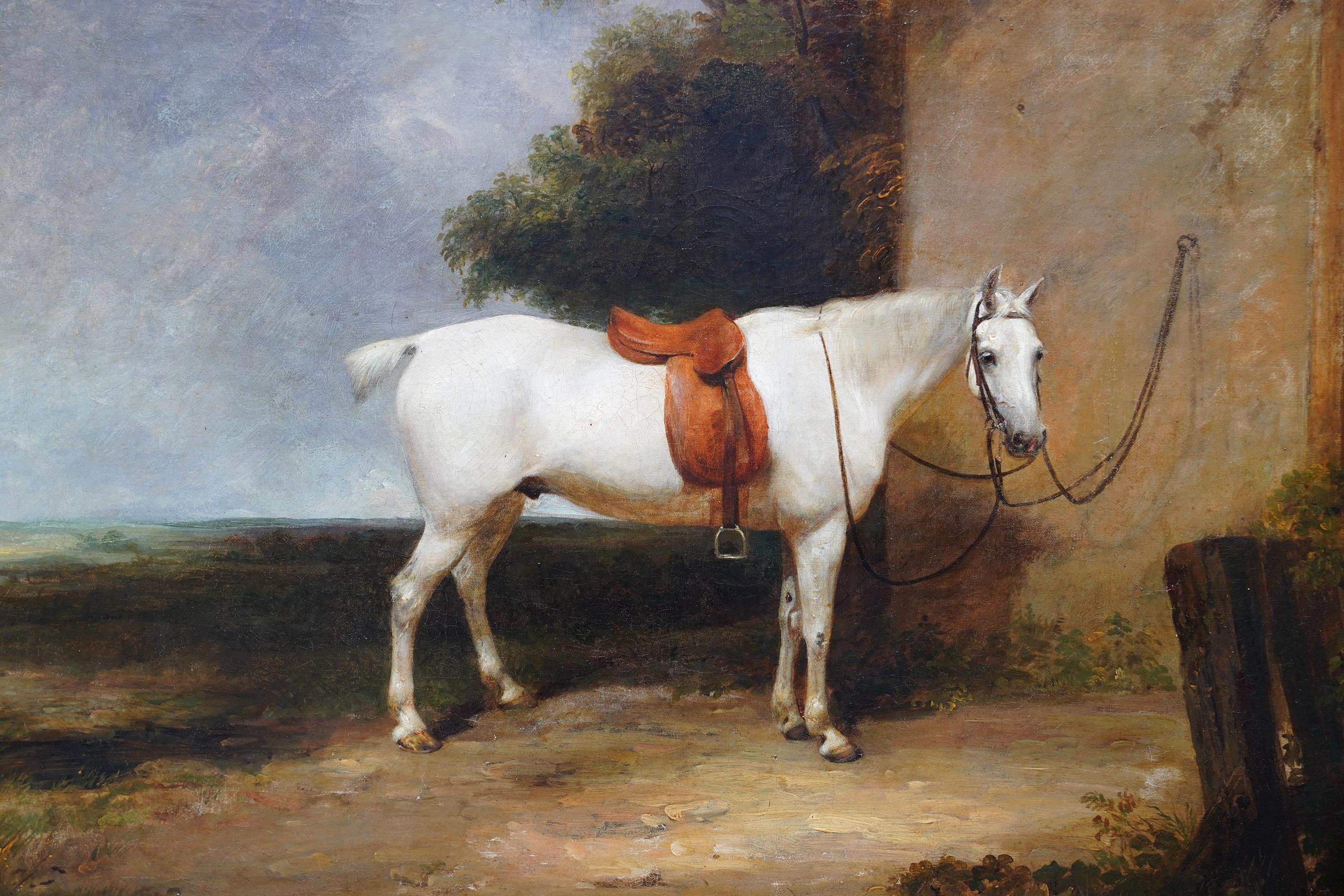 Cette ravissante peinture à l'huile britannique de style vieux maître est l'œuvre de Thomas Mogford d'Exeter, un artiste réputé né à Exeter. Peint en 1834, il représente un cheval de chasse blanc au premier plan, à côté d'un bâtiment et d'un