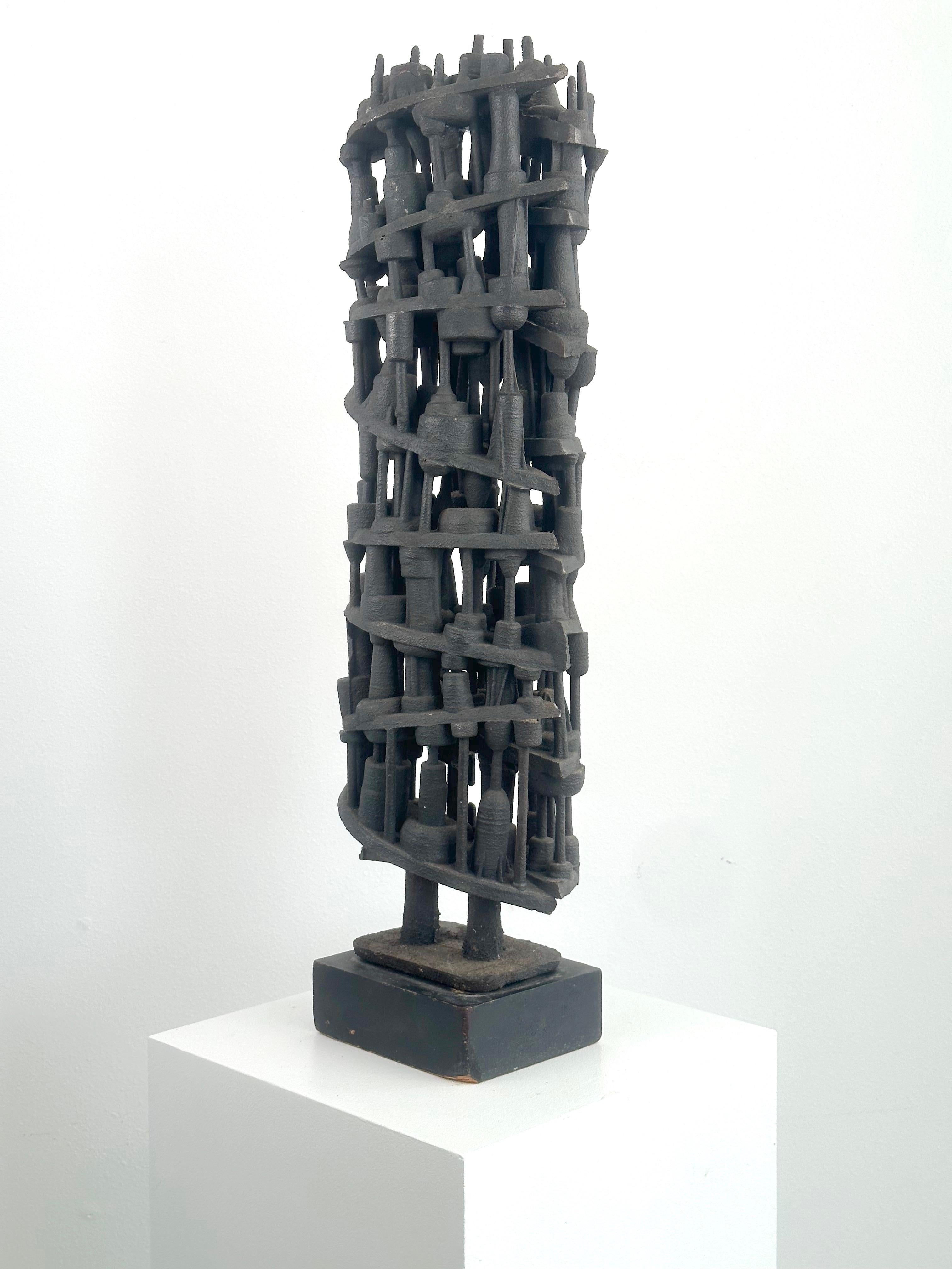 Thomas Morin (1934-2017) 

Sin título, 1962.

Hierro fundido sobre base de madera. La escultura de fundición mide 24 x 7 x 5 pulgadas y pesa 49 libras.  Mide 26 pulgadas de alto sobre una base de madera. 

Evidentemente, el proceso consistió en