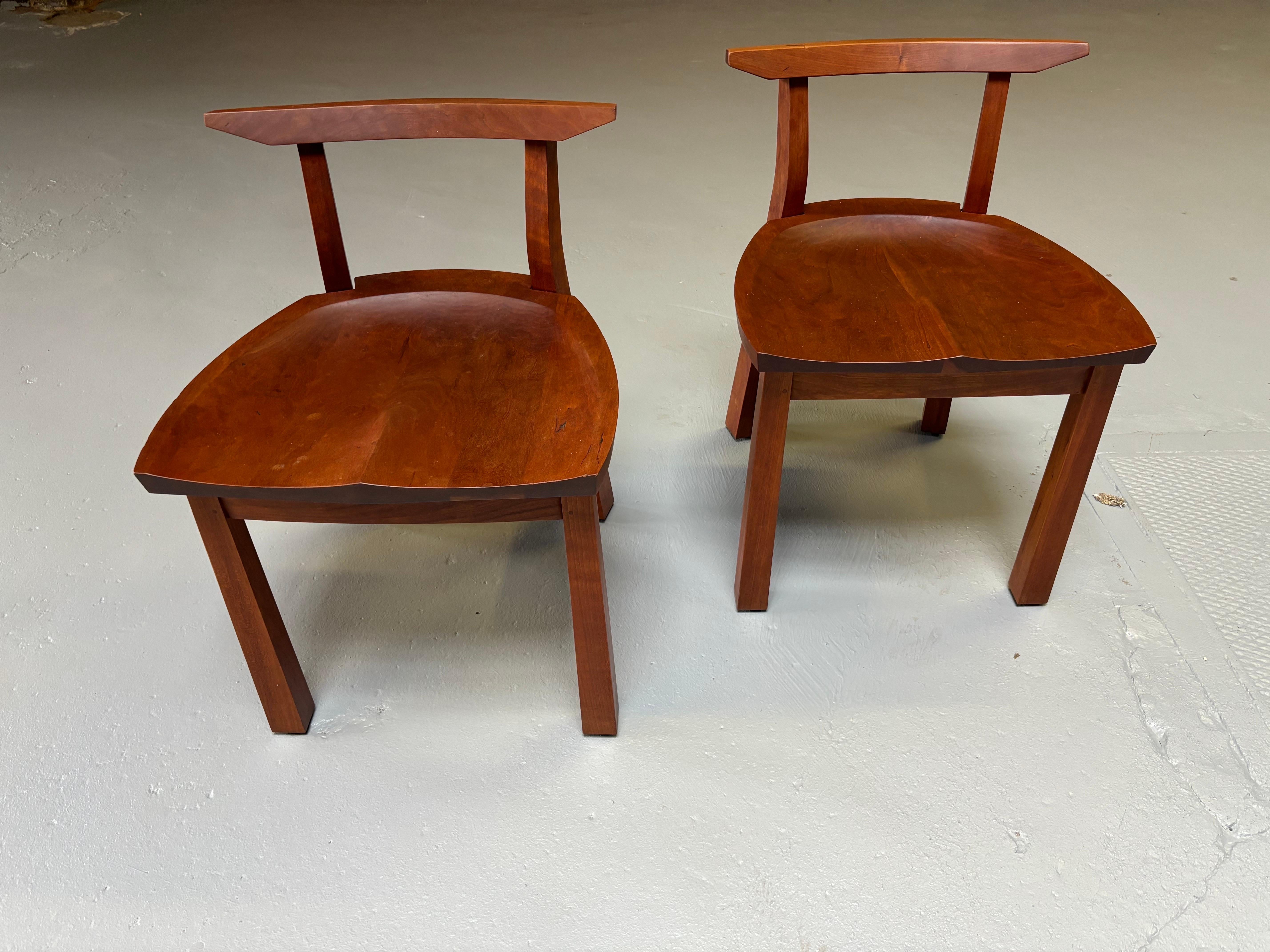 Coppia di sedie laterali in ciliegio Thomas Moser.  Bellissimo design e molto solido!  Un design senza tempo basato sul periodo Edo del Giappone.  Il tavolo abbinato è disponibile in un'inserzione separata.
