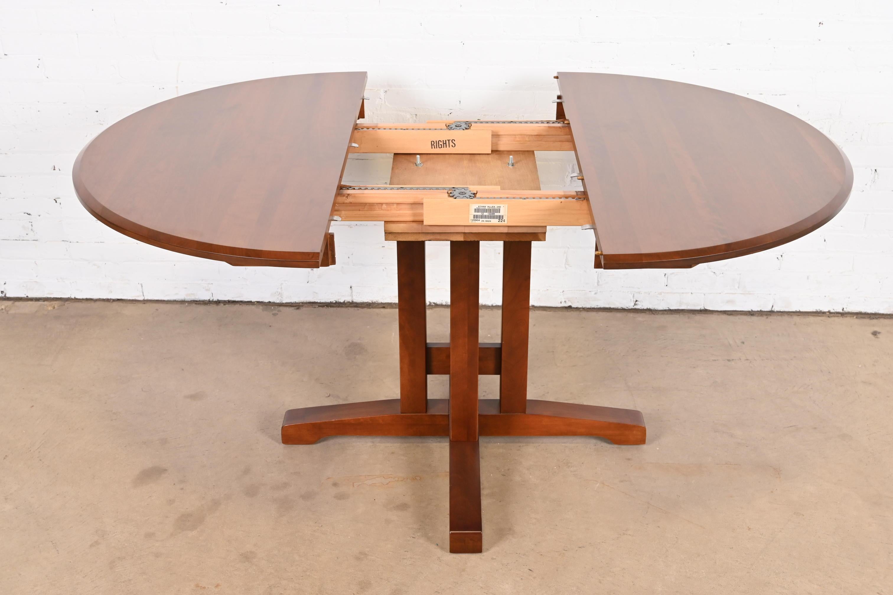 Mesa de comedor con pedestal de madera de cerezo estilo Arts & Crafts Thomas Moser, repintada en venta 3