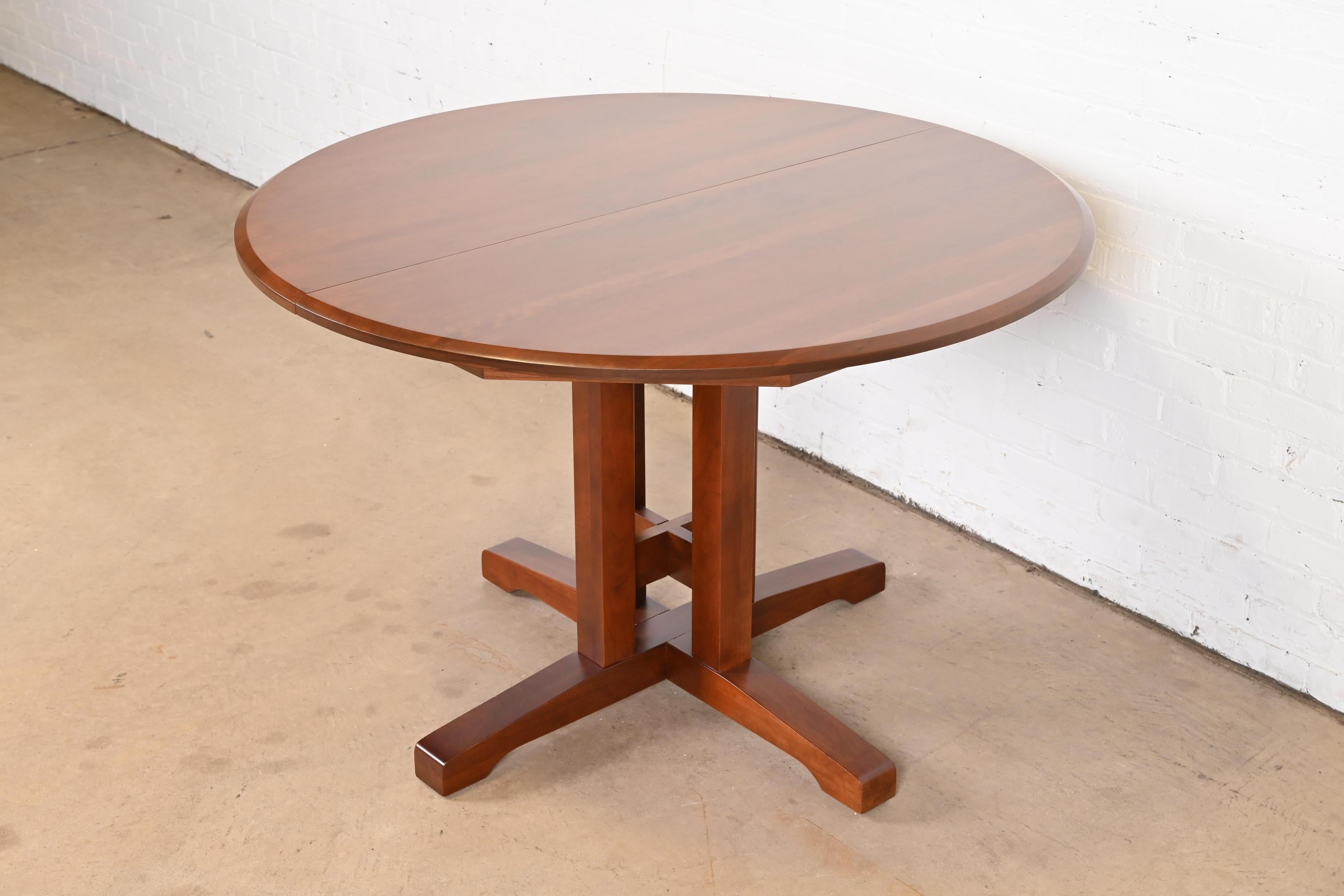 Mesa de comedor con pedestal de madera de cerezo estilo Arts & Crafts Thomas Moser, repintada en venta 6