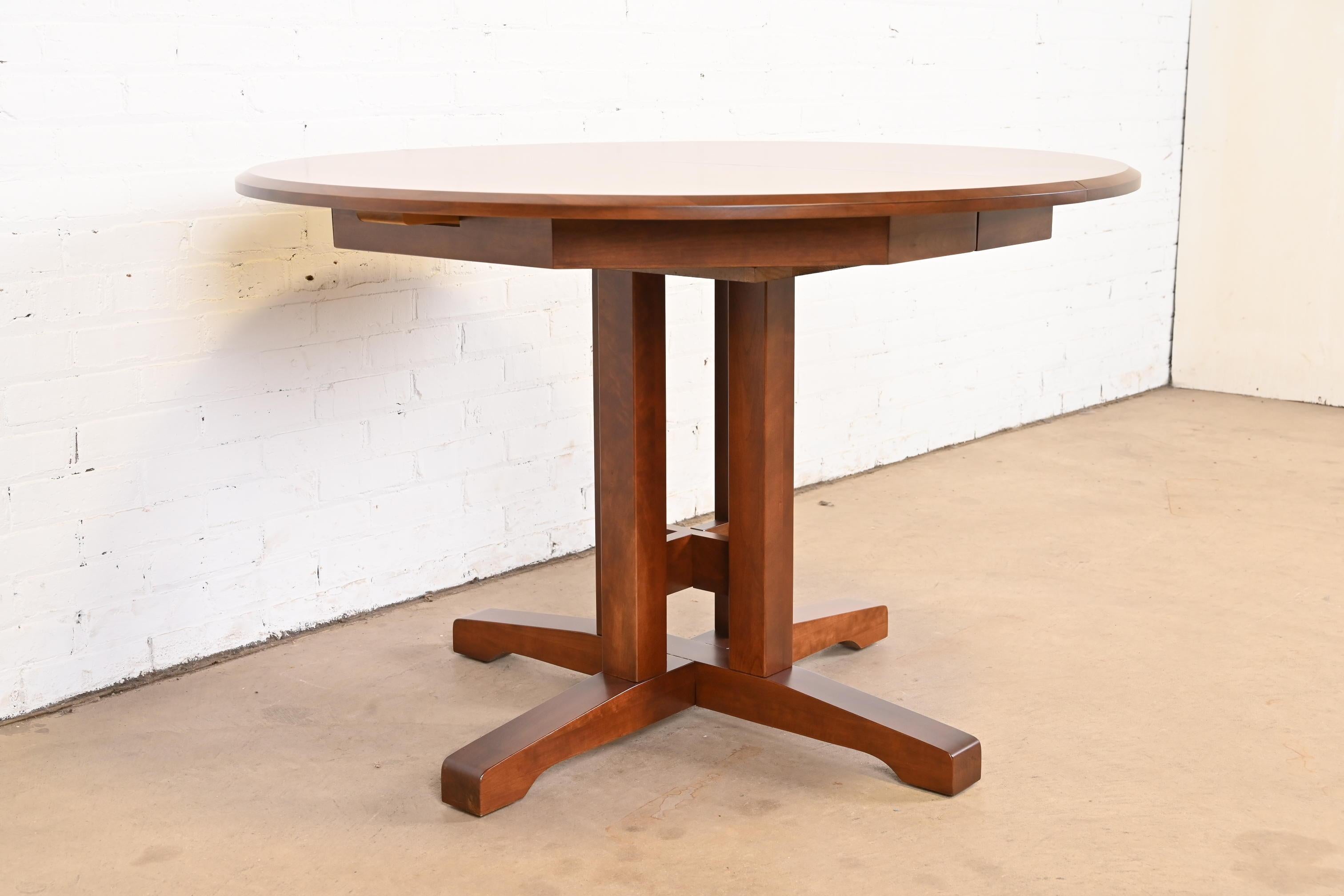 Mesa de comedor con pedestal de madera de cerezo estilo Arts & Crafts Thomas Moser, repintada en venta 9