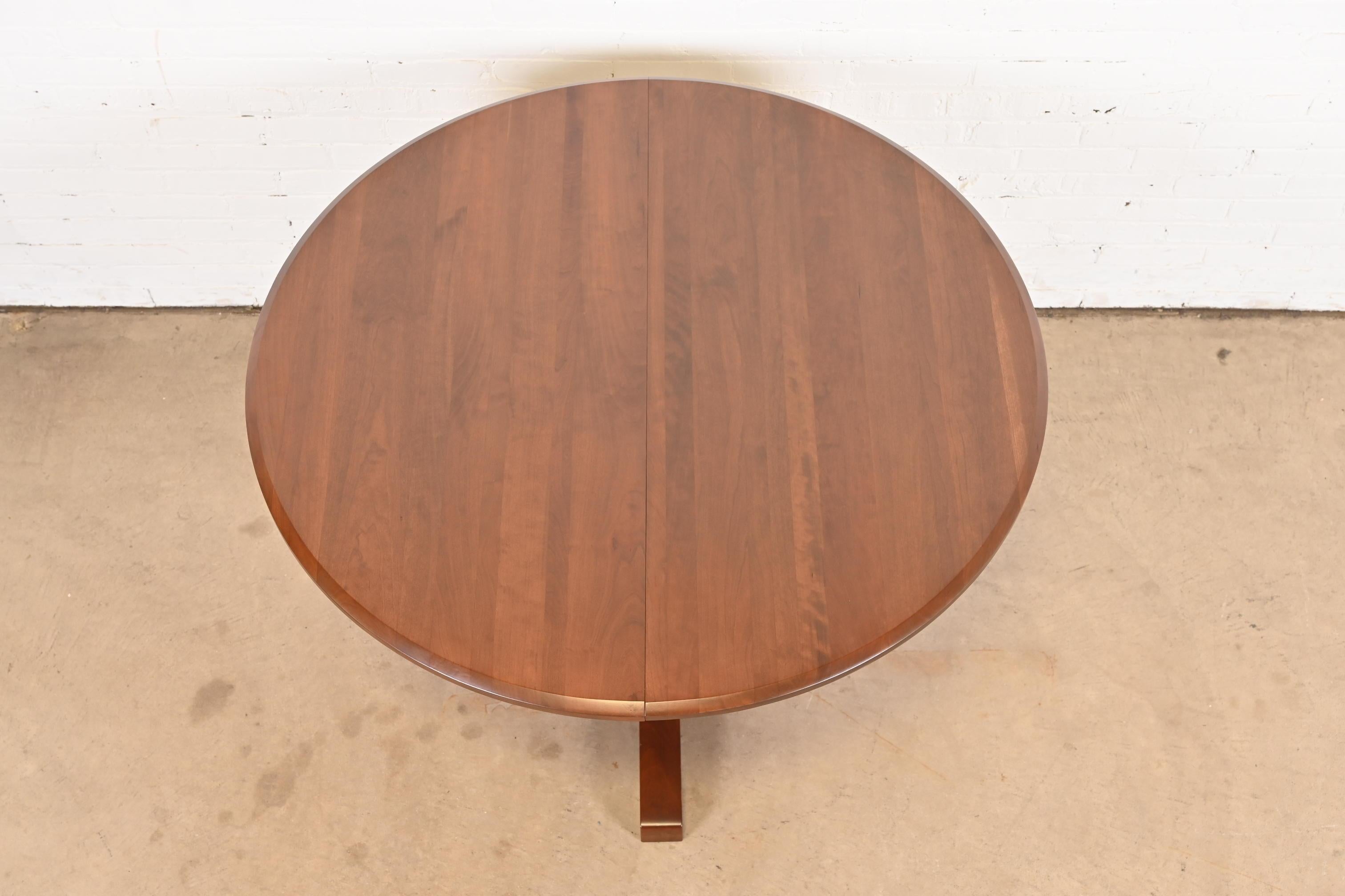 Mesa de comedor con pedestal de madera de cerezo estilo Arts & Crafts Thomas Moser, repintada en venta 10