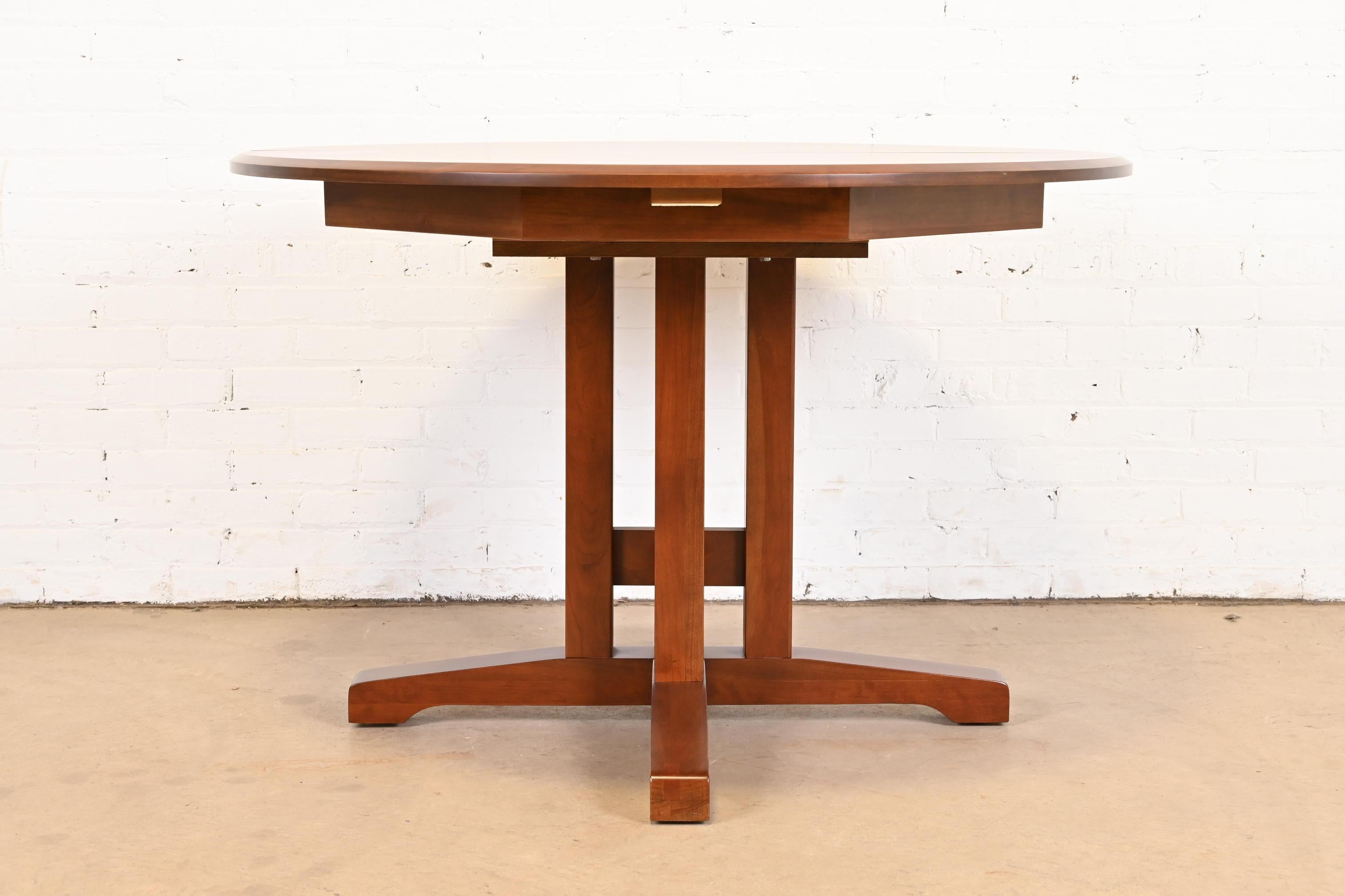 Mesa de comedor con pedestal de madera de cerezo estilo Arts & Crafts Thomas Moser, repintada en venta 11