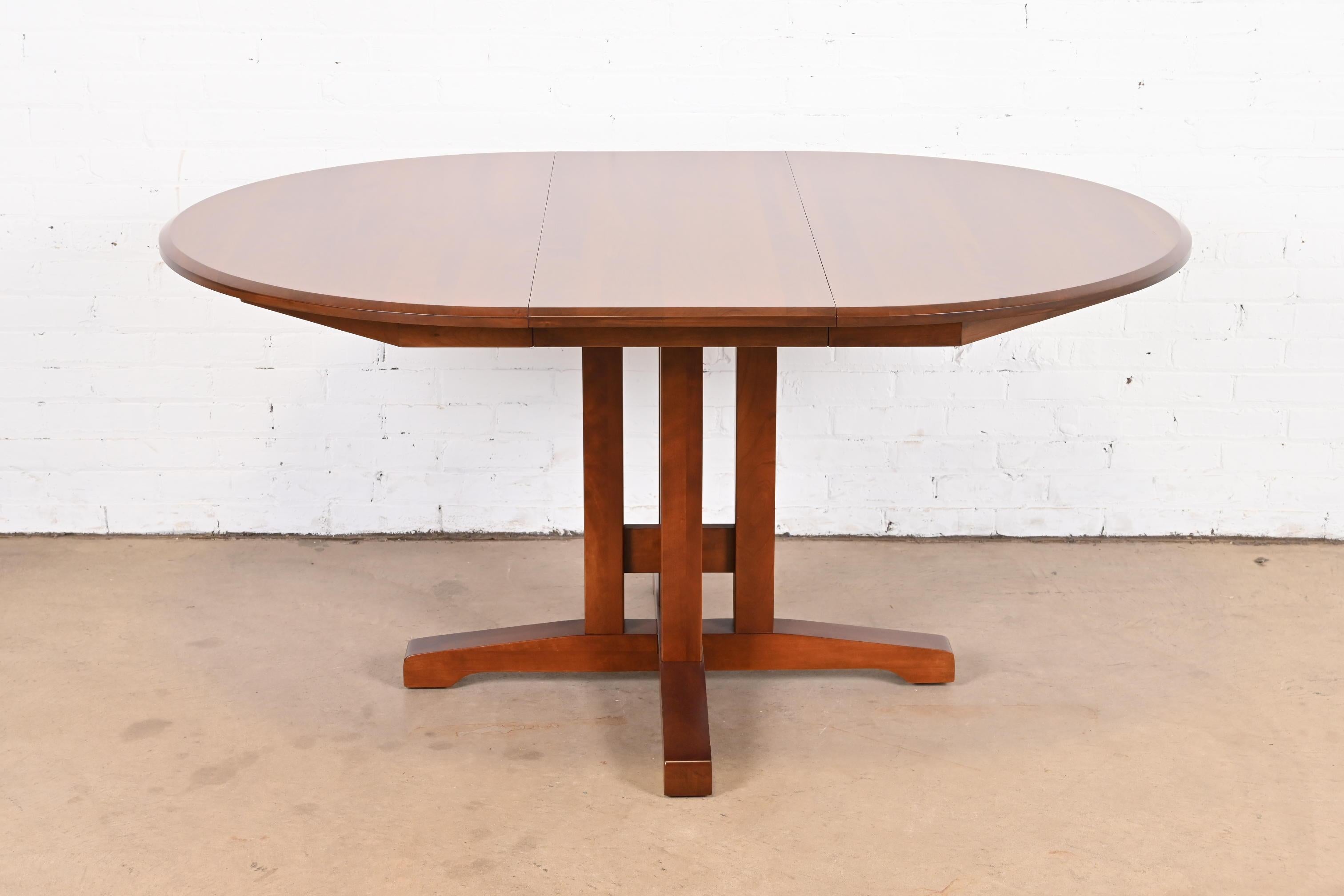A gorgeous Mission, Arts & Crafts, or Shaker style solid cherry wood pedestal extension dining table

In the manner of Thomas Moser

USA, Circa 1990s

Measures: 46