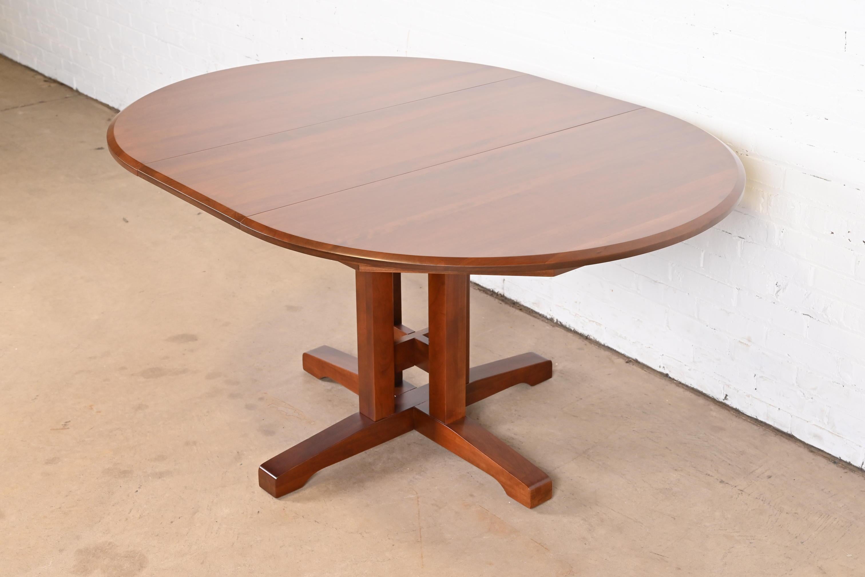 Mesa de comedor con pedestal de madera de cerezo estilo Arts & Crafts Thomas Moser, repintada Estadounidense en venta