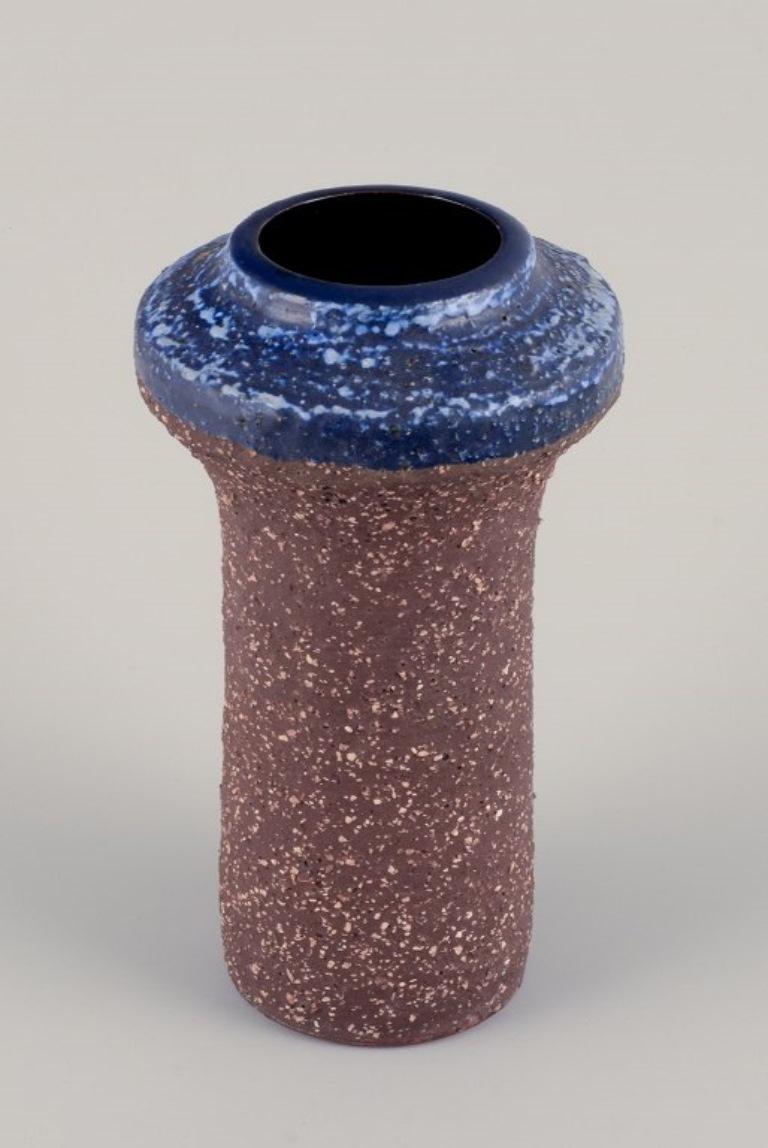 Thomas Nittsjö, Schweden. Große Keramikvase, teilweise mit blauer Glasur. 
Handgefertigt.
1969/70s.
Markiert.
Perfekter Zustand.
Abmessungen: Durchmesser 13,0 cm x Höhe 24,0 cm.