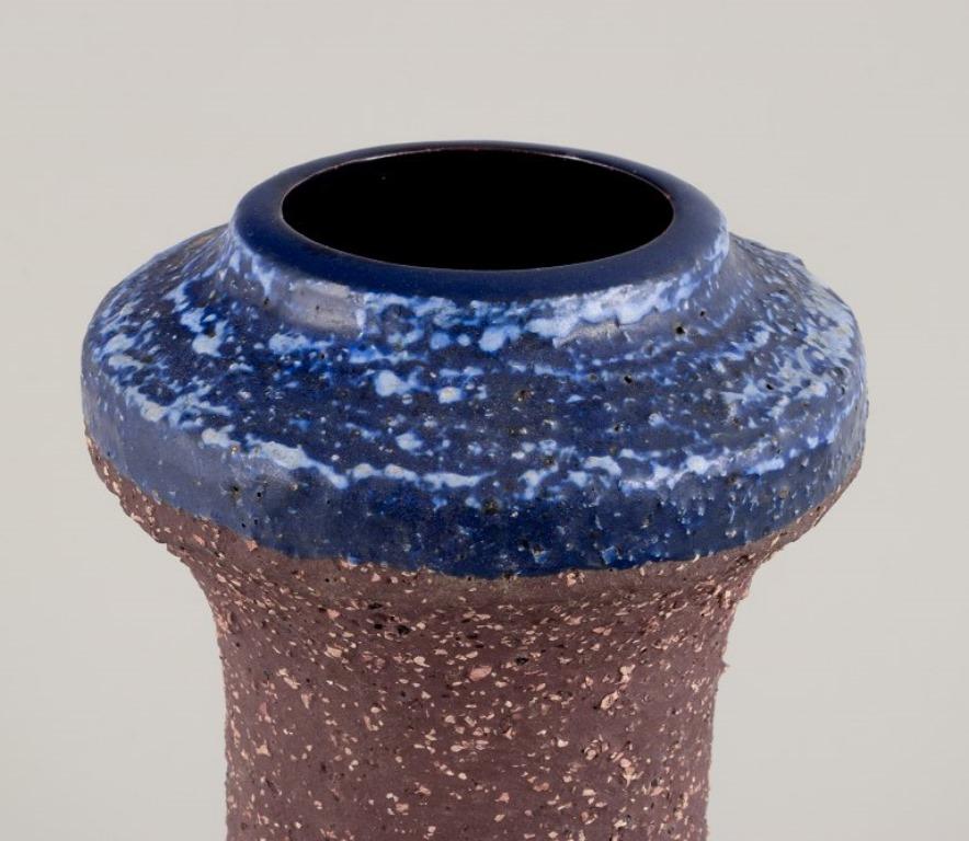 Scandinave moderne Thomas Nittsjö, Suède. Grand vase en céramique dans les tons de Brown et de bleu. en vente