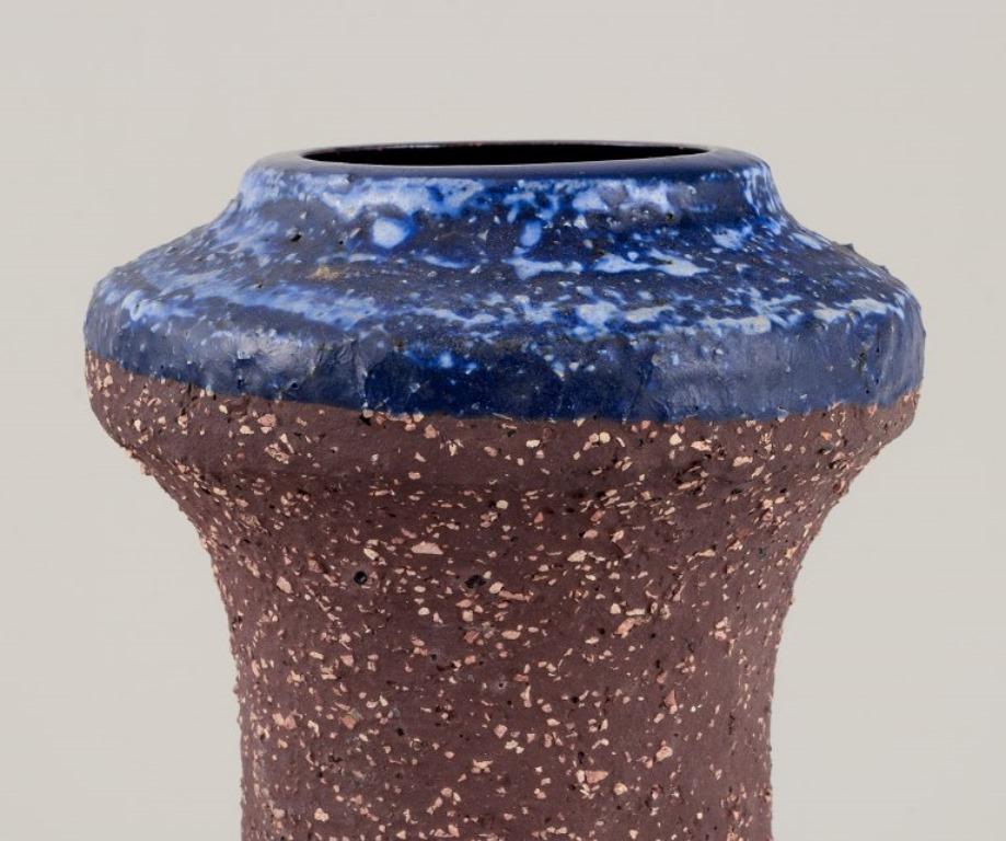 Suédois Thomas Nittsjö, Suède. Grand vase en céramique dans les tons de Brown et de bleu. en vente