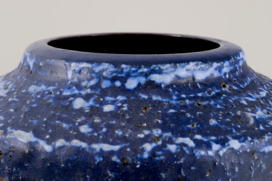 Thomas Nittsjö, Suède. Grand vase en céramique dans les tons de Brown et de bleu. Excellent état - En vente à Copenhagen, DK