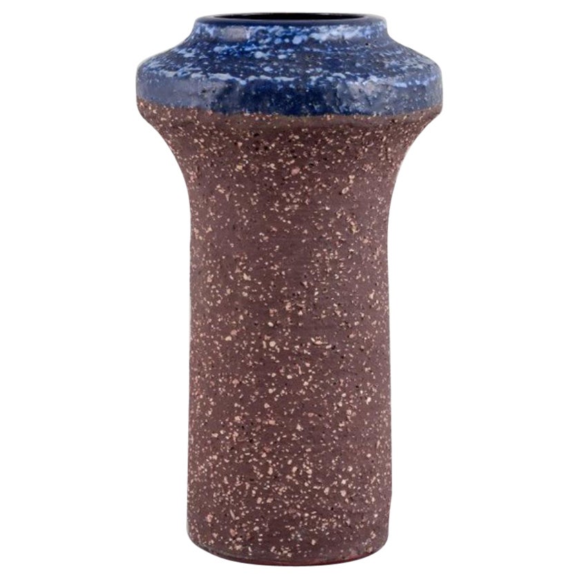 Thomas Nittsjö, Suède. Grand vase en céramique dans les tons de Brown et de bleu.