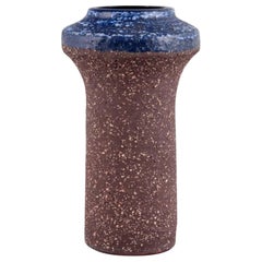 Thomas Nittsjö, Suède. Grand vase en céramique dans les tons de Brown et de bleu.