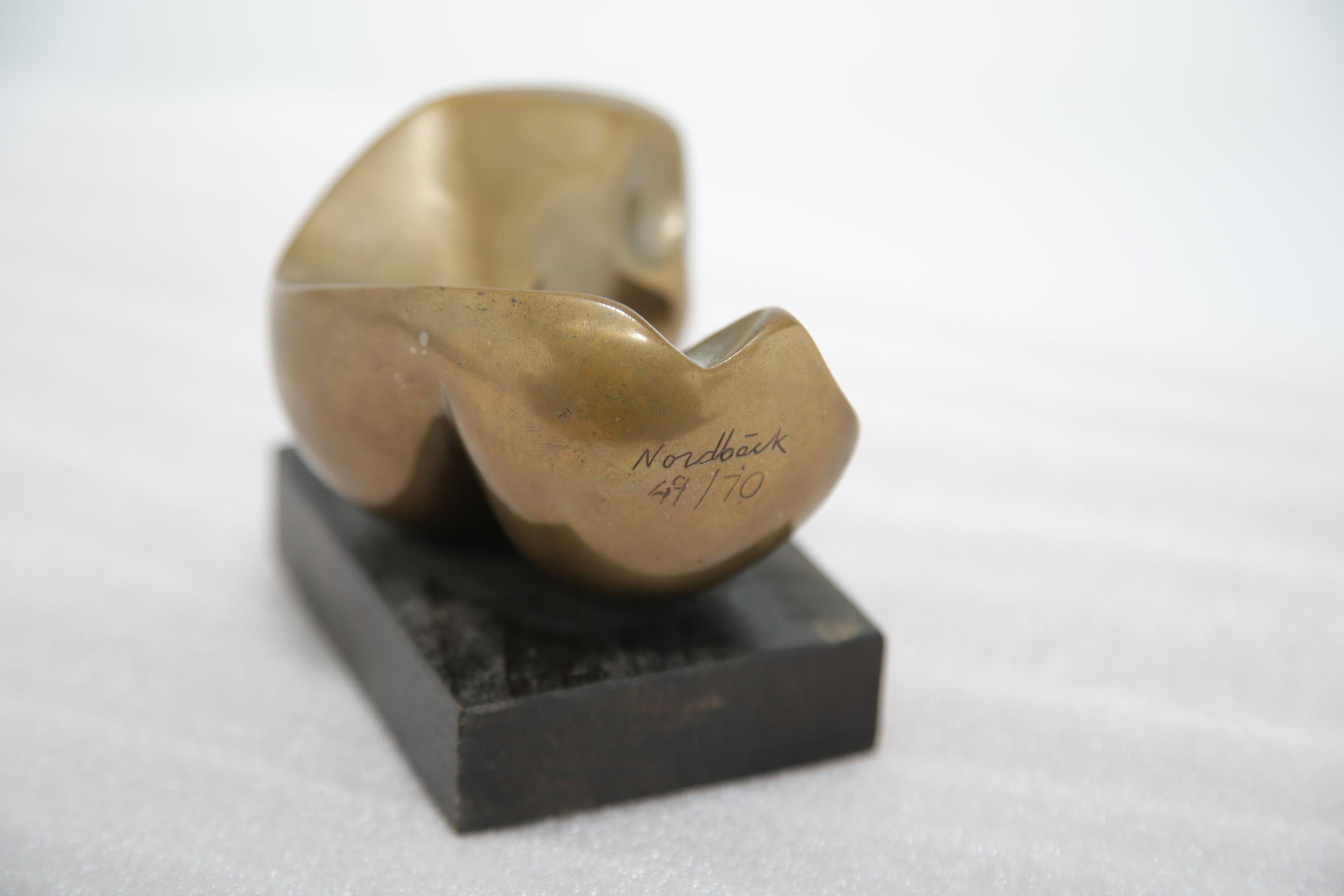Thomas Nordbäck, Escultura de bronce, Forma orgánica firmada y numerada, edición de 70 ejemplares finales del siglo XX en venta