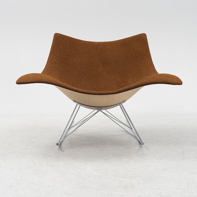 The iconic Stingray rocking chair was designed by Thomas Pedersen in 2002. Manifactured by Fredericia Furniture, Denmark. This one upholstered with a brown fabric and seat in molded oak venere. stainless teel frame.
excellent condition, extremely