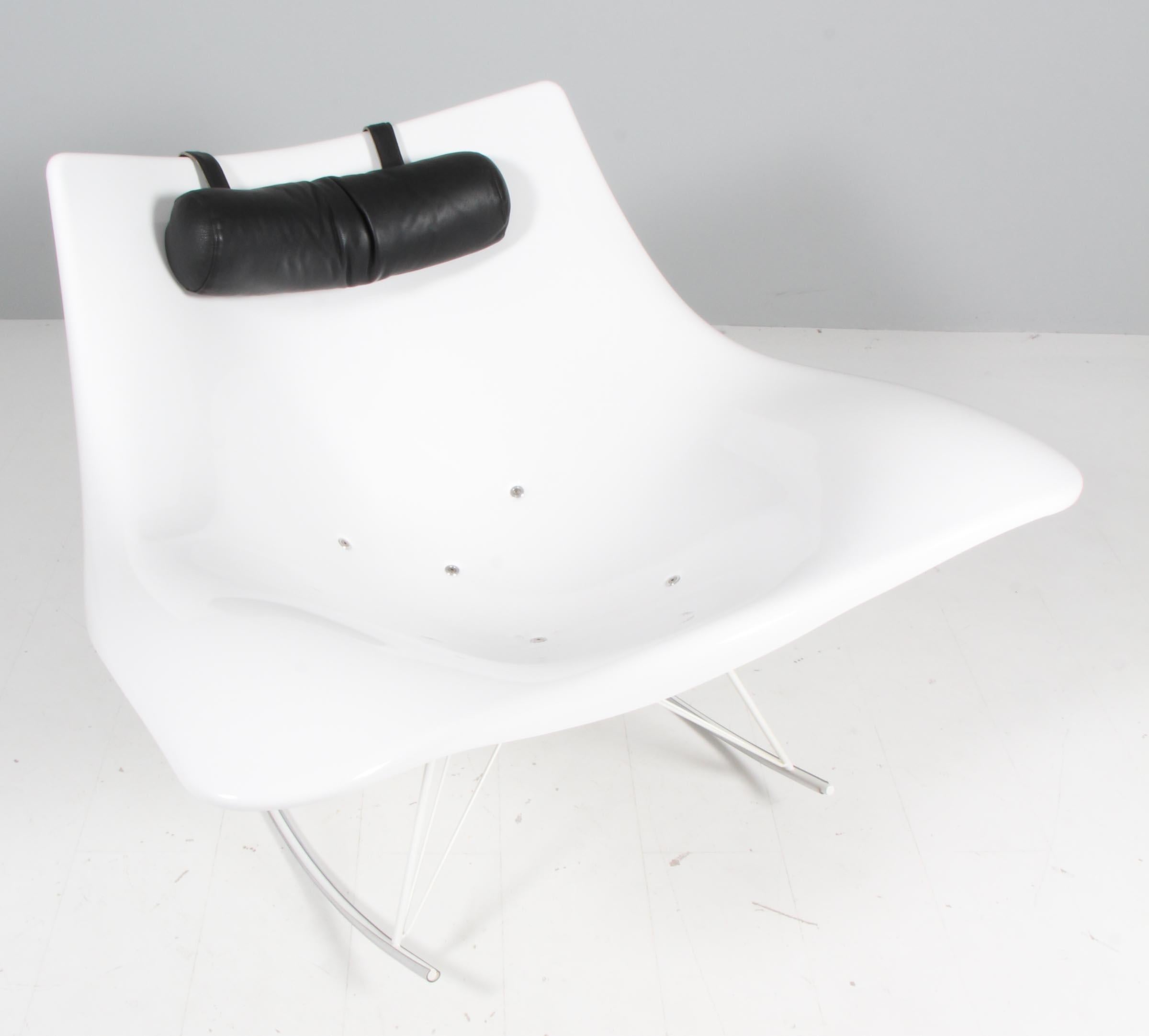 Thomas Pedersen lounge chair / chaise lounge made in form molded plastic. Leather neck cushion.

Model Stingray, made by Fredericia.