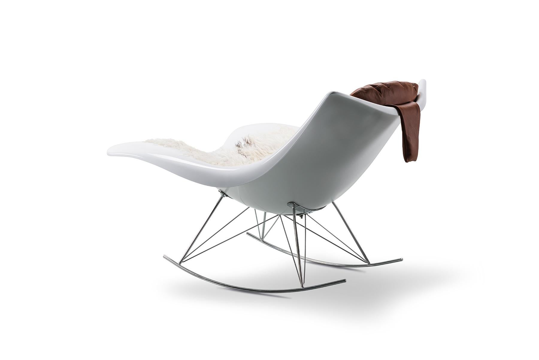 The Thomas Pedersen Stingray Rocker offers a 360° choice of seating positions and embraces its user with comfort from every angle. Skin and neck cushion are optional accessories. Stingray is also available with a stainless steel frame for outdoor