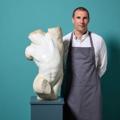 Thomas Peter Ogle (1938 – 2025) Escultura de un torso de mármol
