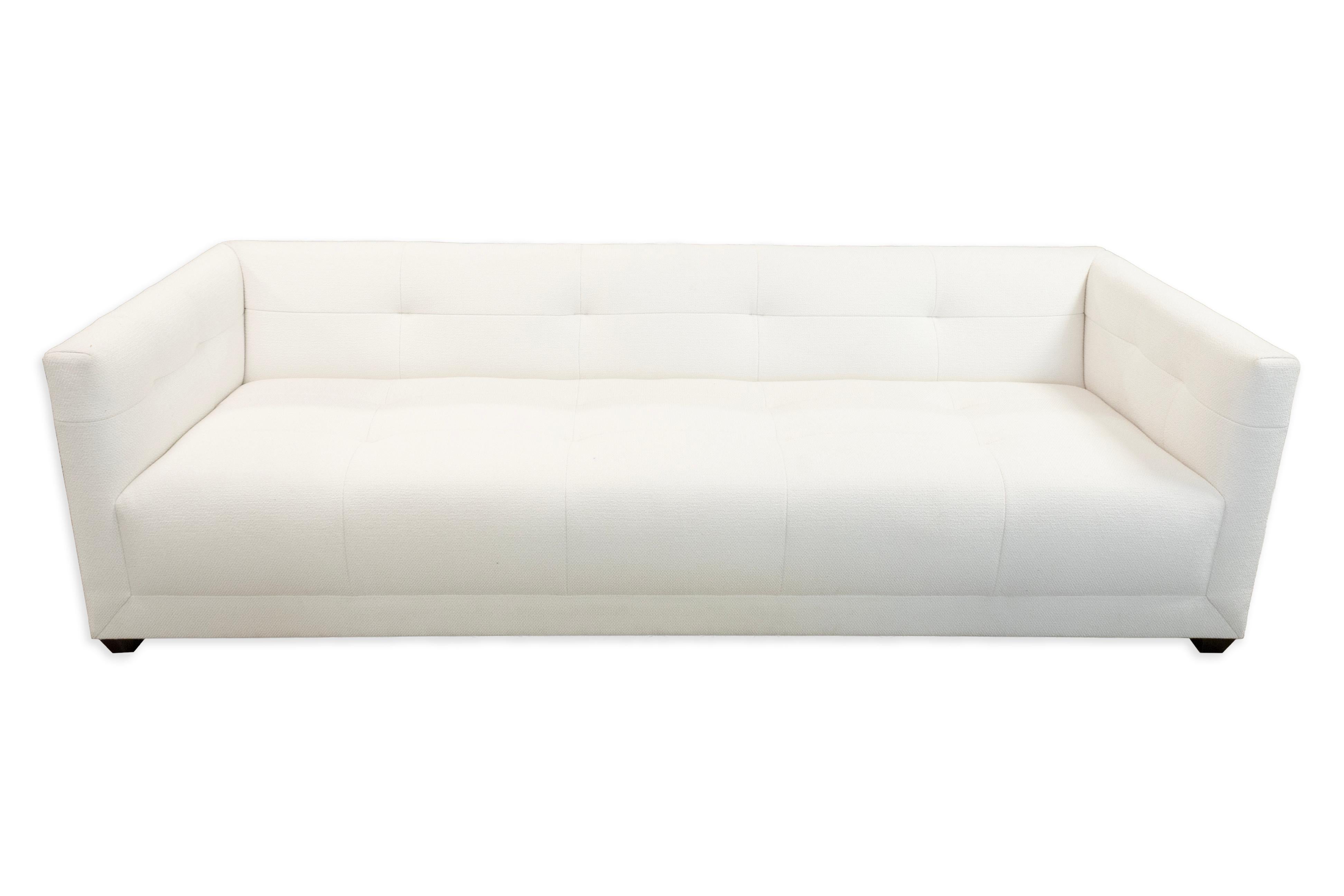 Moderne Thomas Pheasant Collection By Baker Contemporary White Upholstered Paris Sofa en vente