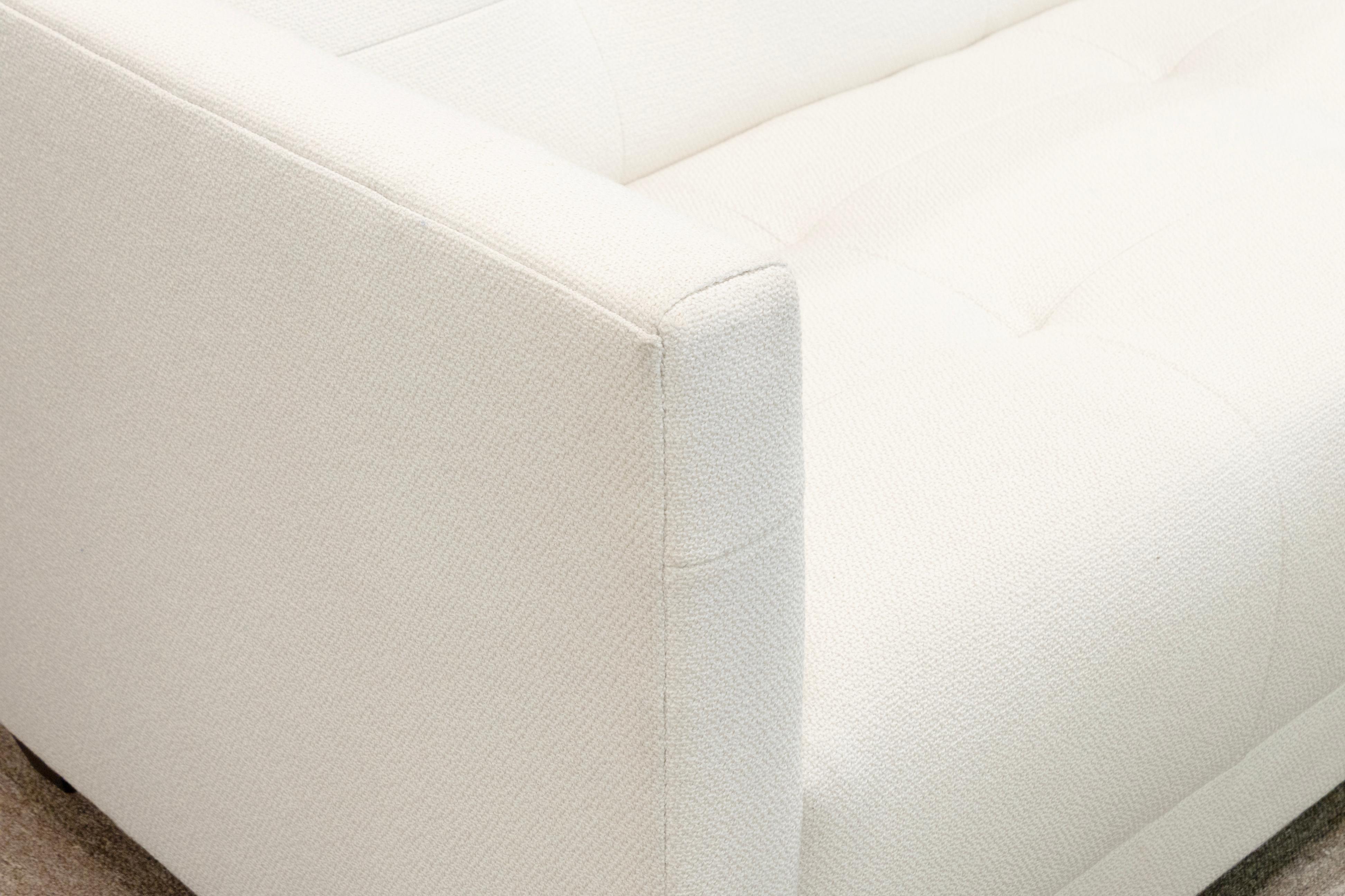 Américain Thomas Pheasant Collection By Baker Contemporary White Upholstered Paris Sofa en vente