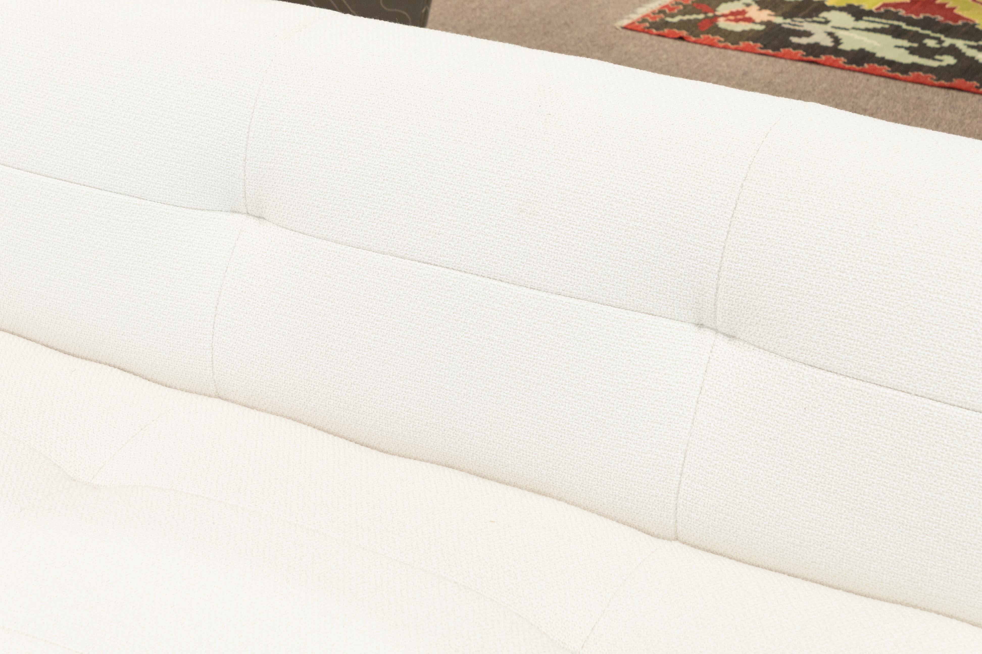 20ième siècle Thomas Pheasant Collection By Baker Contemporary White Upholstered Paris Sofa en vente