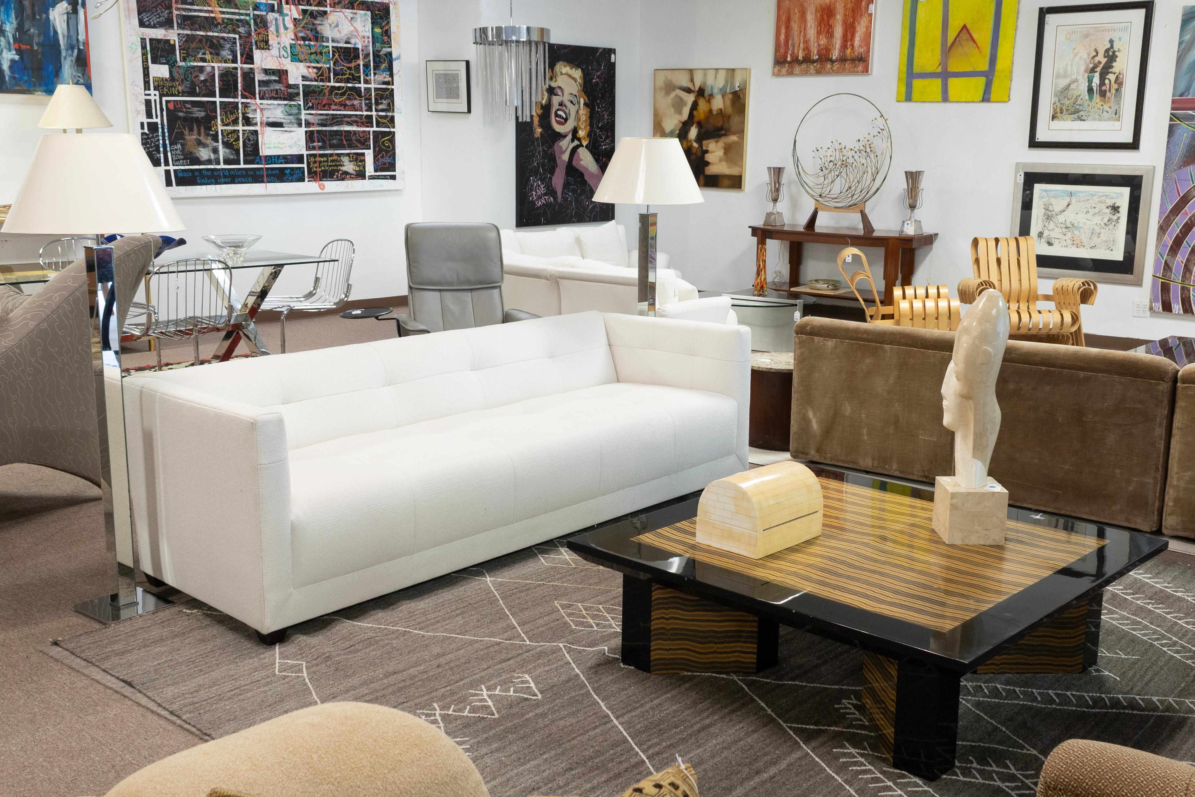 Thomas Pheasant Collection By Baker Contemporary White Upholstered Paris Sofa en vente 2