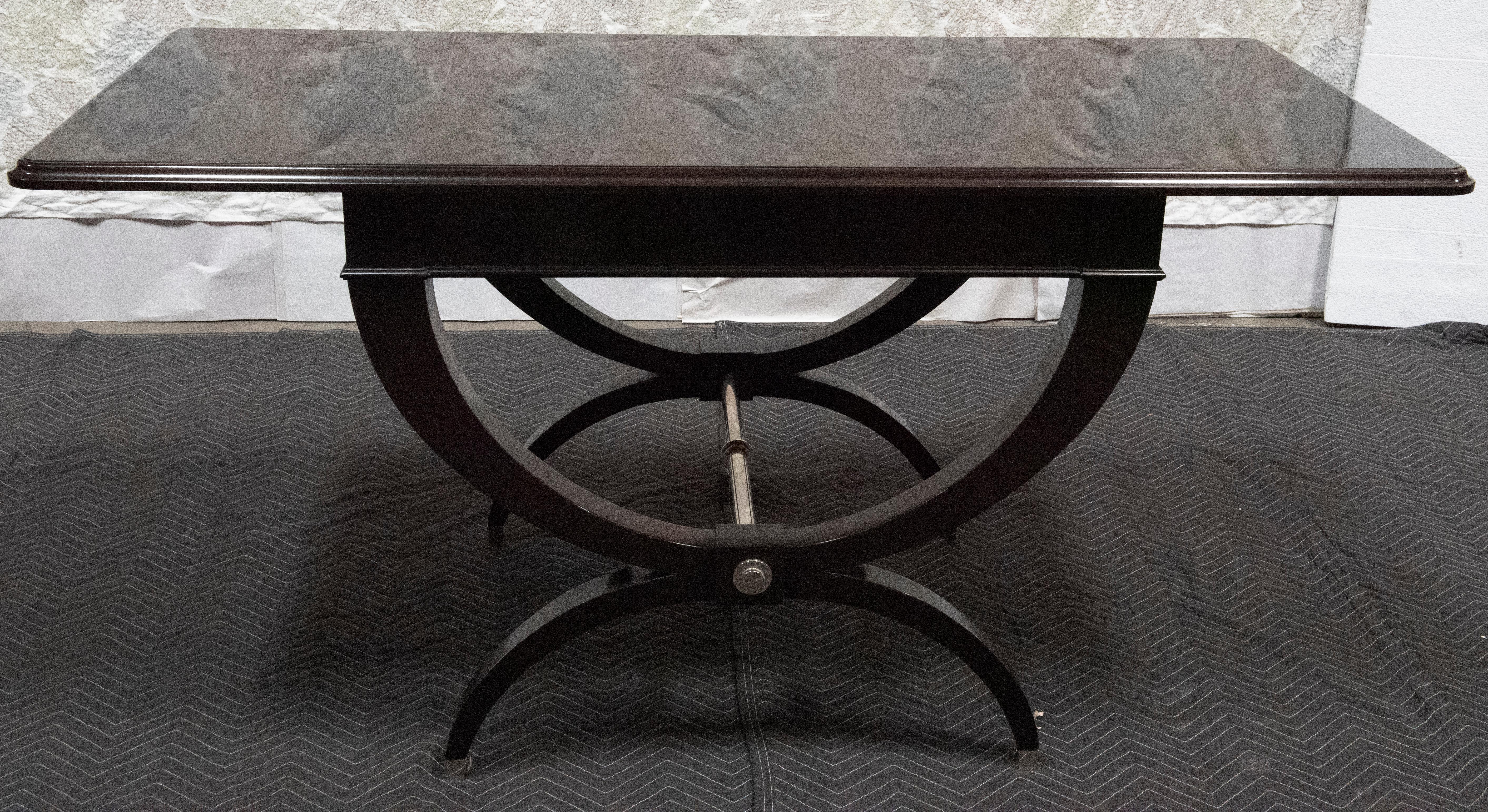 Classique américain Table d'appoint rectangulaire en noyer et bronze Thomas Pheasant 2021 en vente