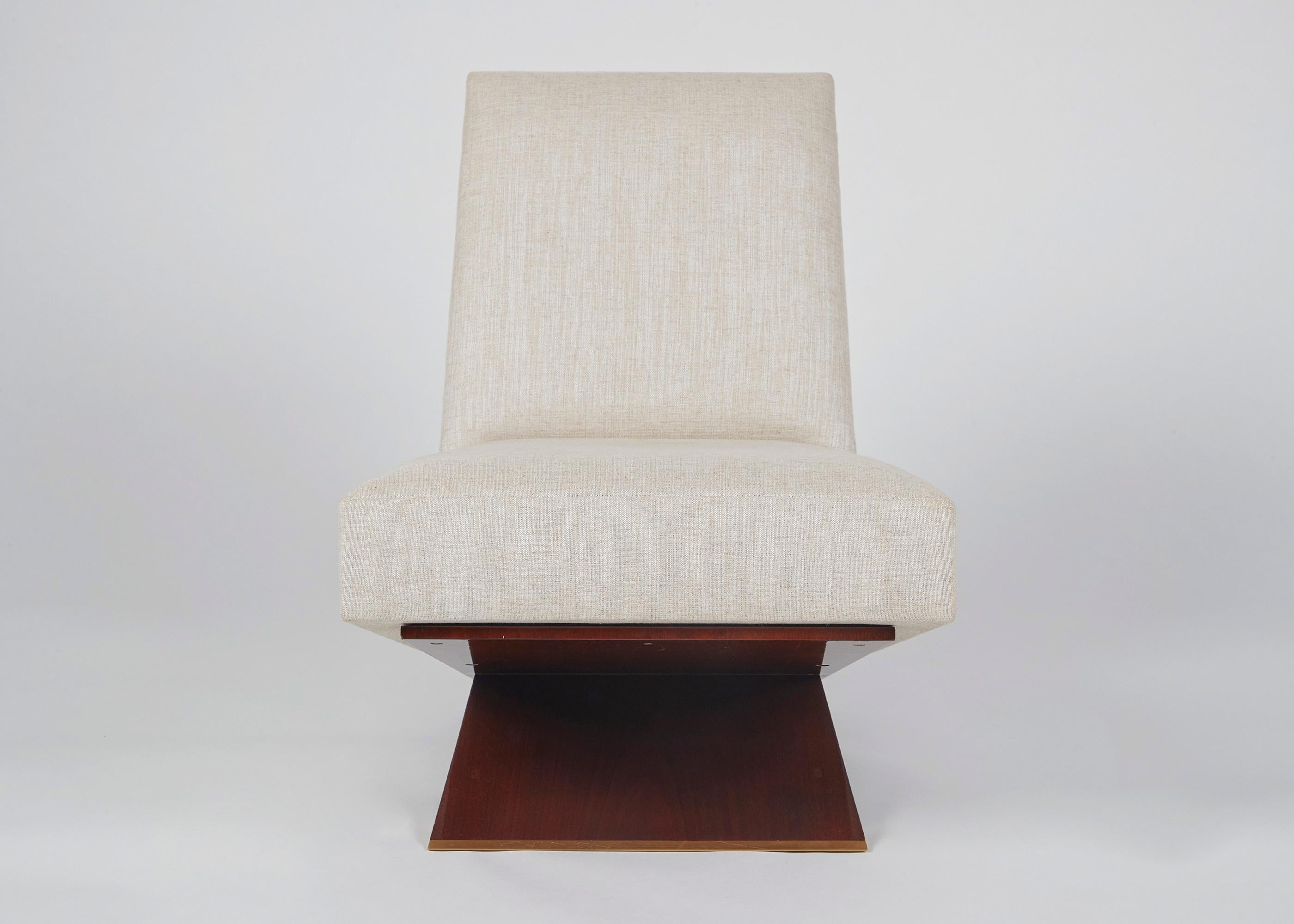 Equipoise, la chaise longue visuellement saisissante de Thomas Pheasant, possède l'équilibre élégant suggéré par son nom, reposant sur trois plans de bois poli parfaitement placés qui s'entrecroisent pour former et soutenir l'assise et le dossier